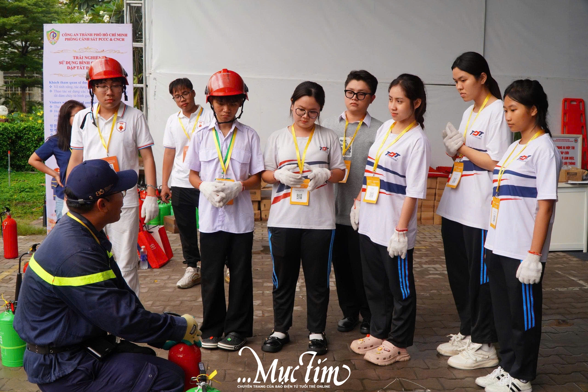 Trải nghiệm thử thách 'nghẹt thở' tại triển lãm phòng cháy, chữa cháy- Ảnh 3.