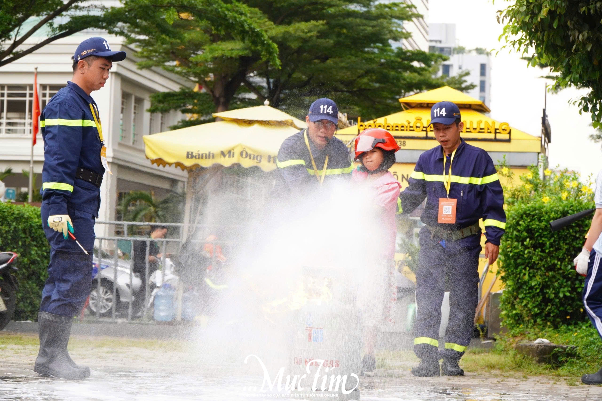 Trải nghiệm thử thách 'nghẹt thở' tại triển lãm phòng cháy, chữa cháy- Ảnh 4.