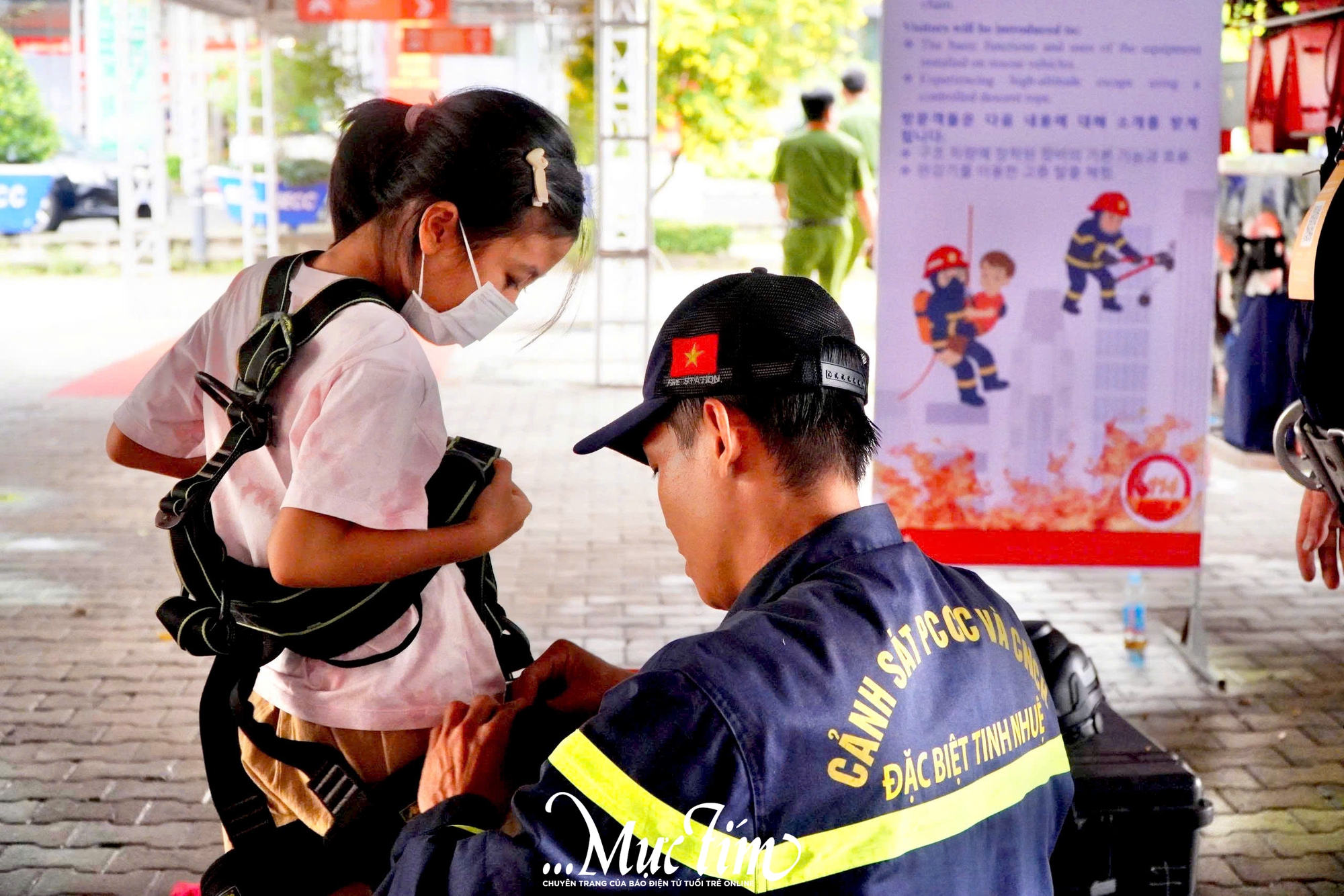 Trải nghiệm thử thách 'nghẹt thở' tại triển lãm phòng cháy, chữa cháy- Ảnh 5.