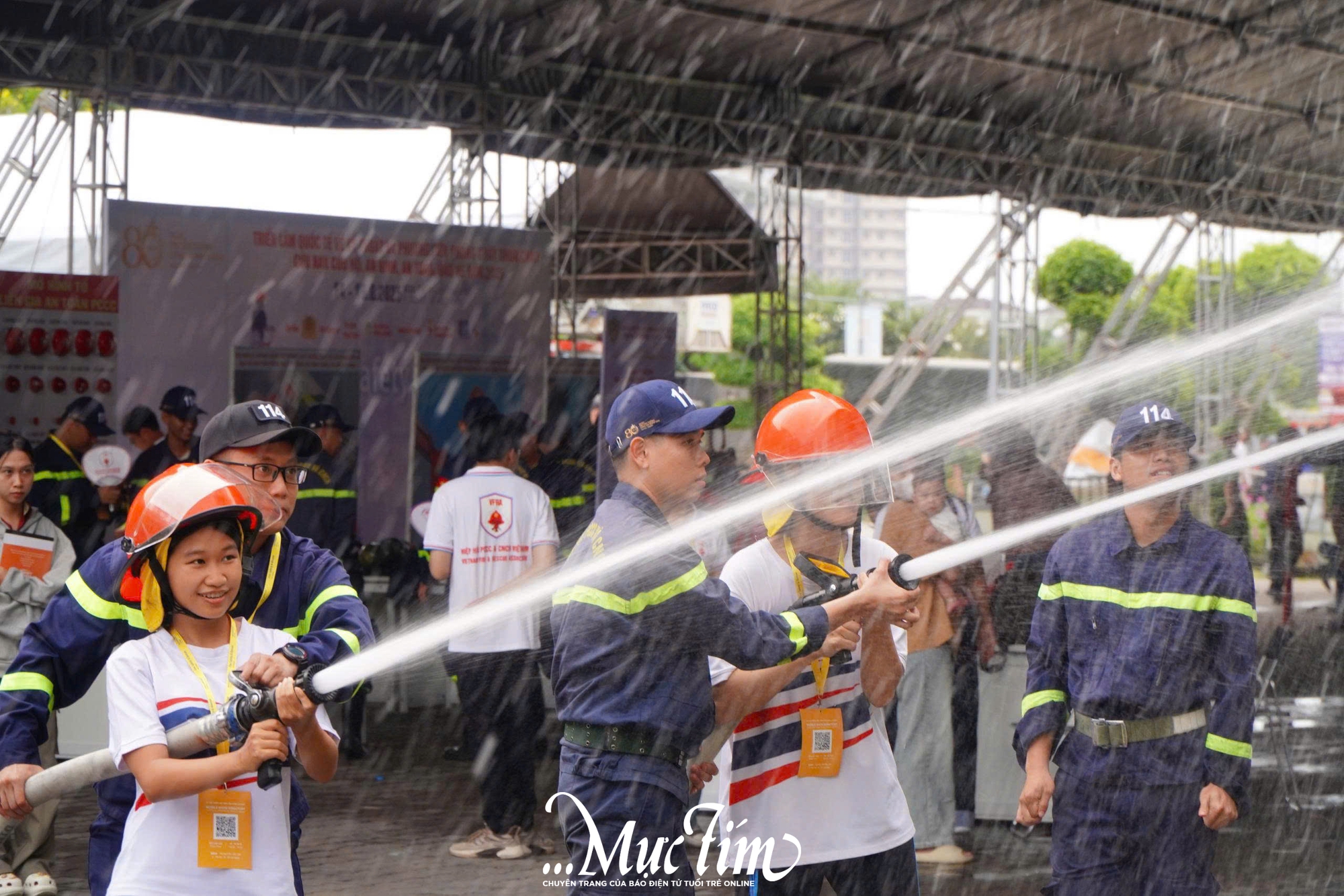 Trải nghiệm thử thách 'nghẹt thở' tại triển lãm phòng cháy, chữa cháy- Ảnh 6.