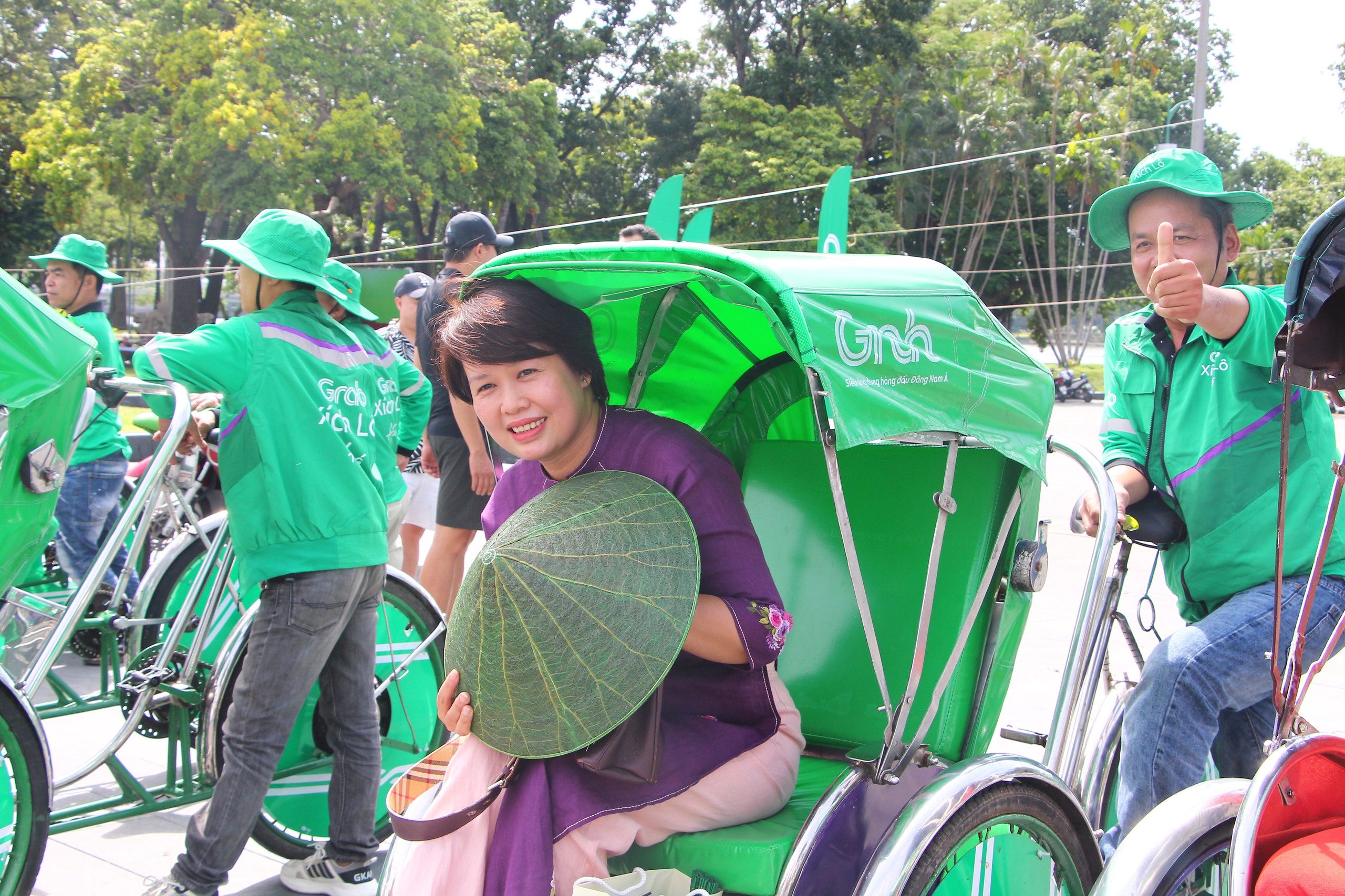 Độc đáo Grab xích lô ở thành phố di sản - Ảnh 2.