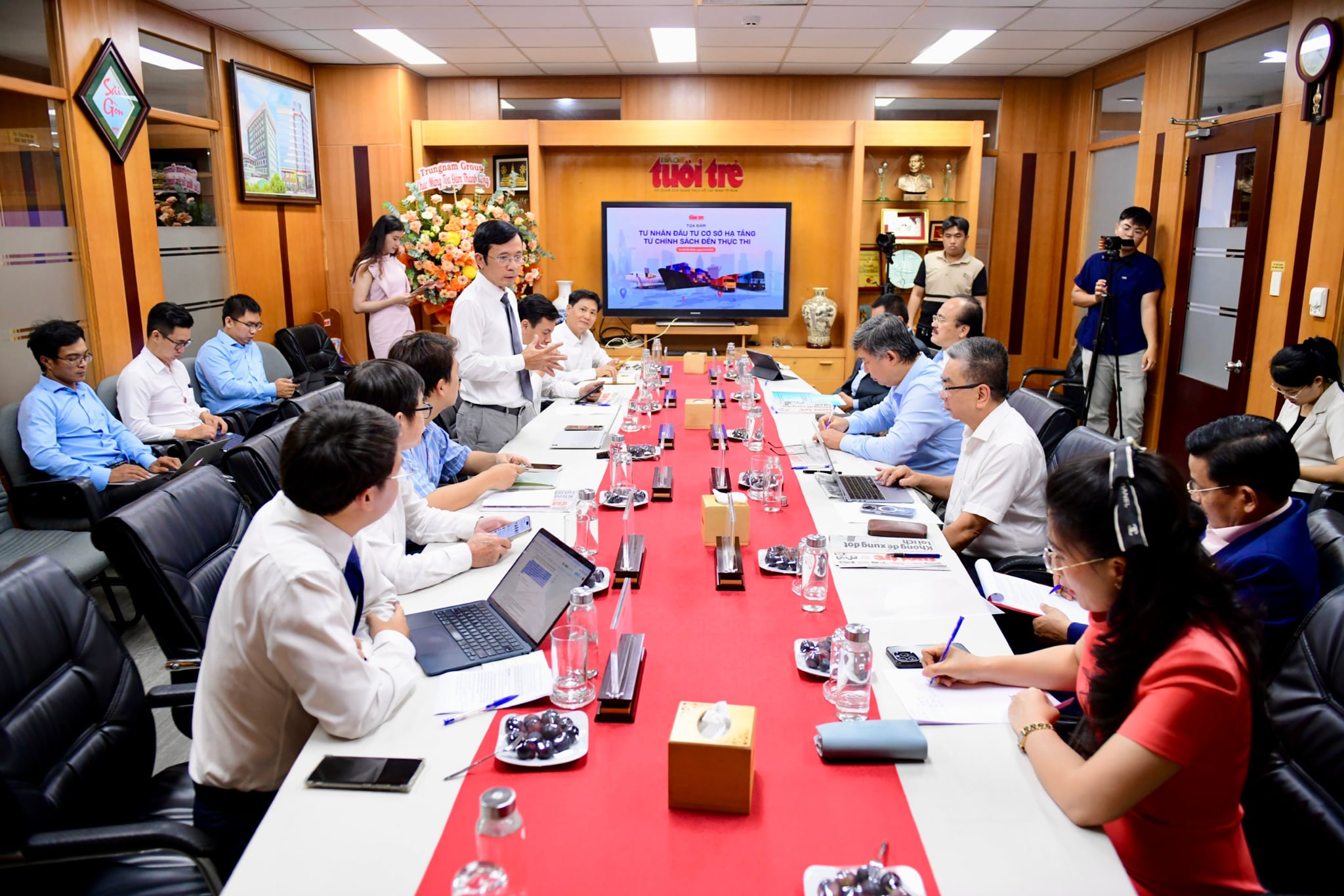 Debate no jornal Tuoi Tre: Abrindo caminho para o setor privado construir infraestrutura - Foto 2. kinh tế tư nhân - Ảnh 2.