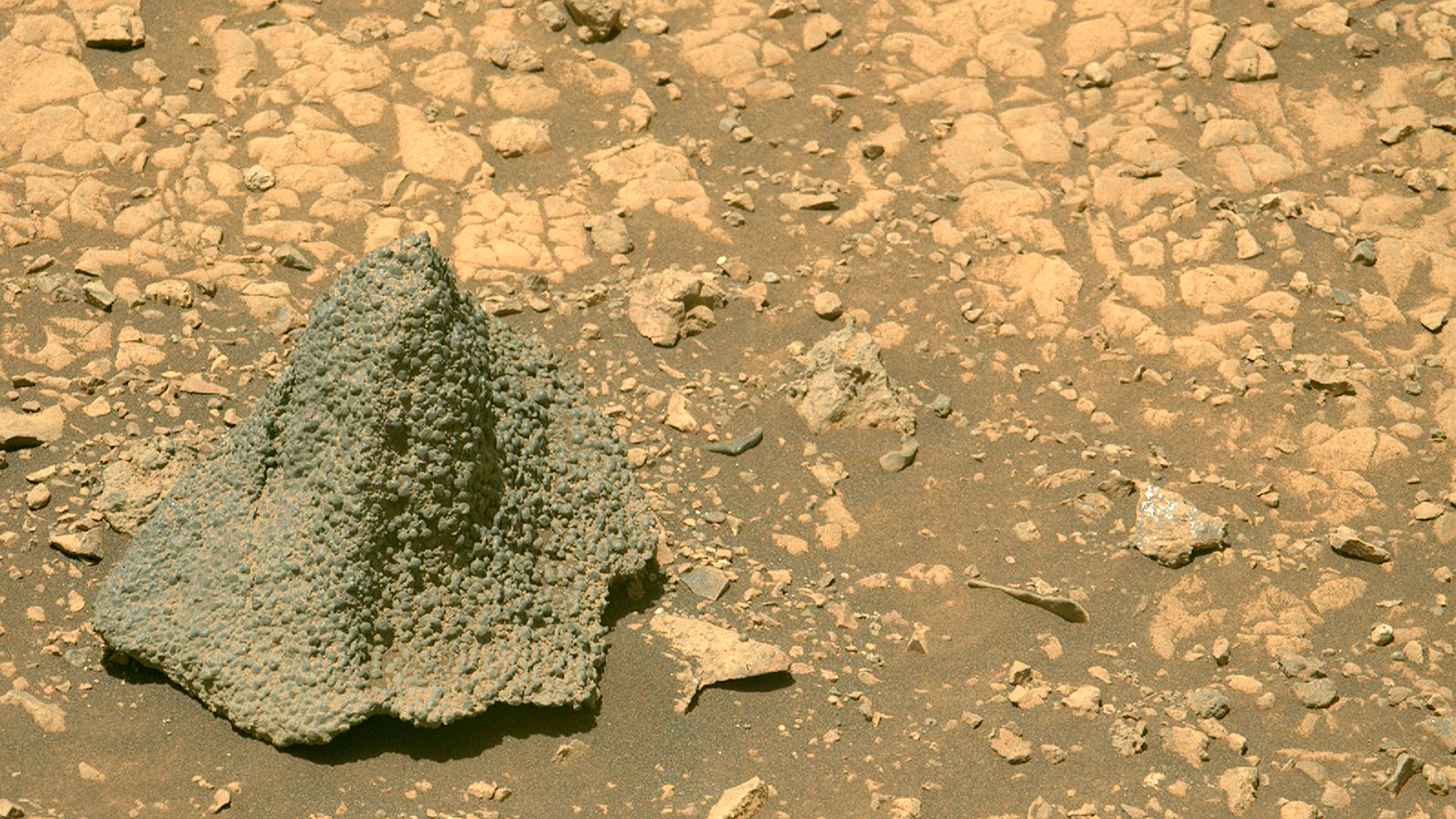 Xe tự hành NASA phát hiện 'mũ bảo hiểm' kỳ lạ trên sao Hỏa - Ảnh 1.