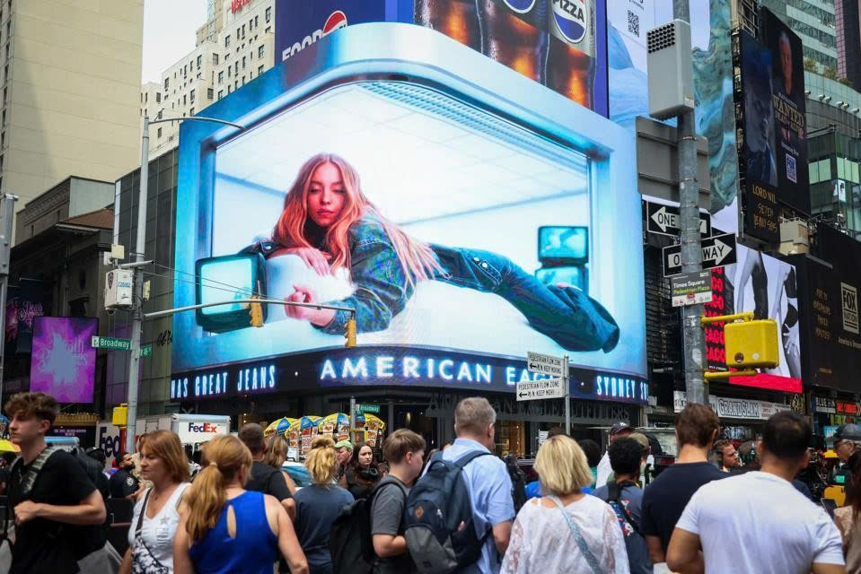 American Eagle khủng hoảng sau khi quảng cáo của Sydney Sweeney được ông Trump ca ngợi - Ảnh 2. American Eagle khủng hoảng sau khi quảng cáo của Sydney Sweeney được ông Trump ca ngợi - Ảnh 2.