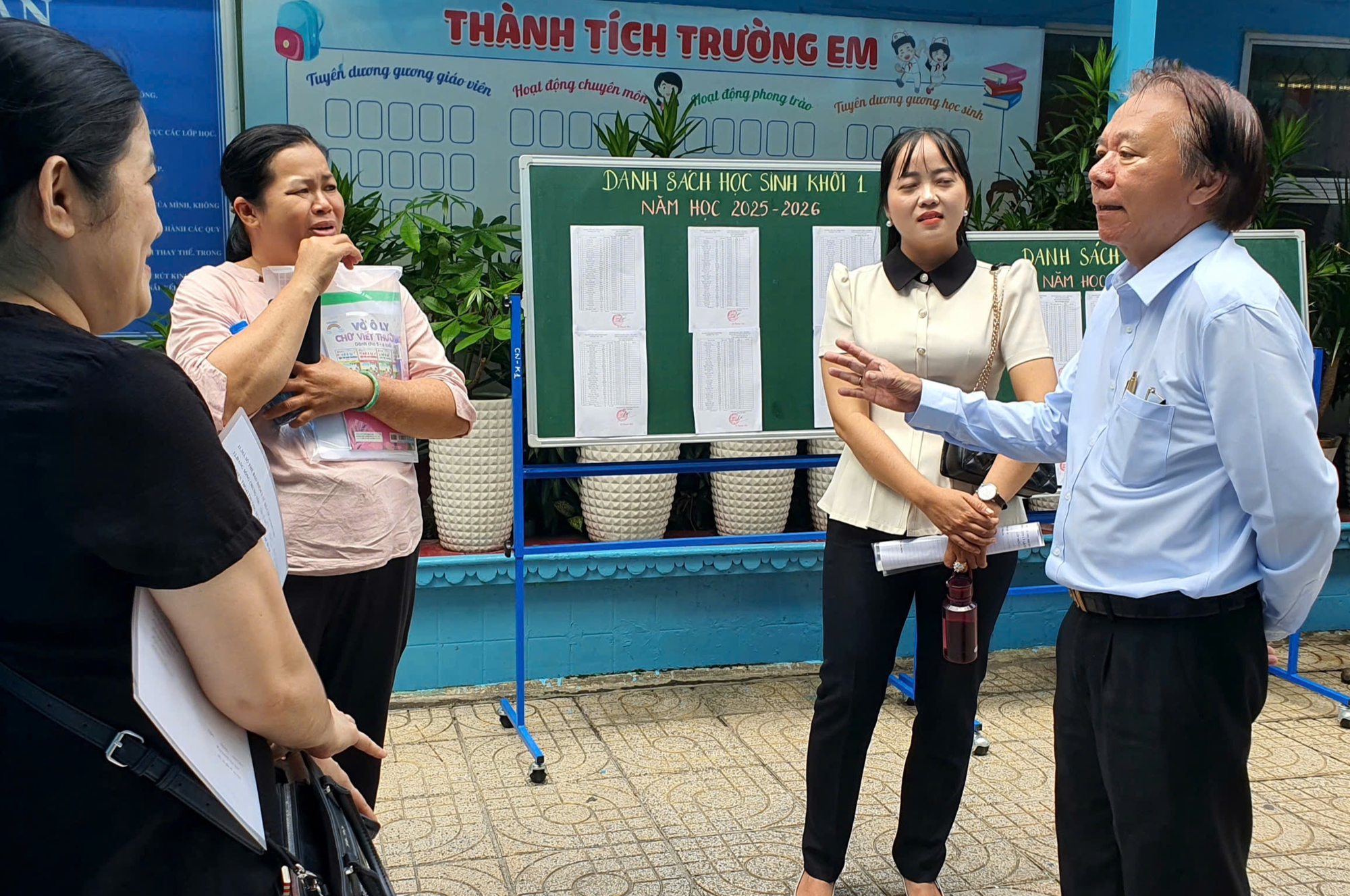 Thầy hiệu trưởng giải tỏa băn khoăn cho phụ huynh có con vào lớp 1 - Ảnh 1.