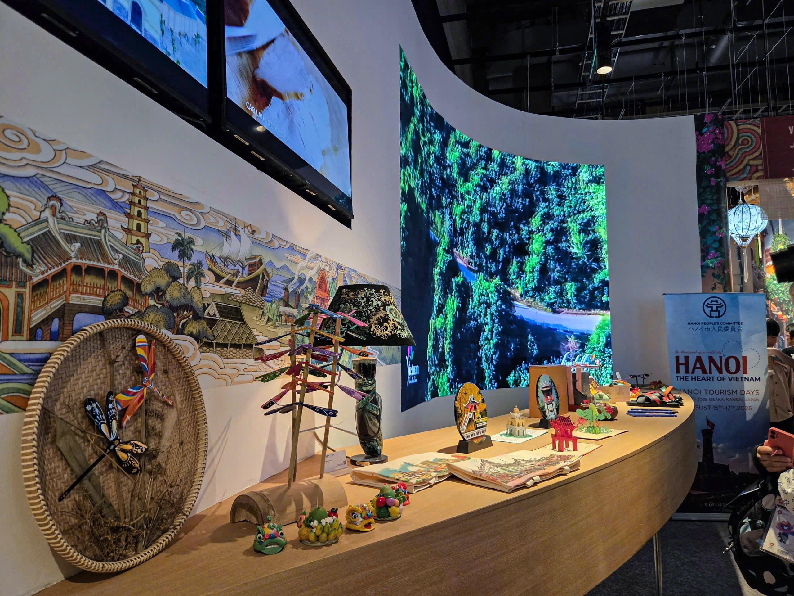 Hanoi przywozi do Japonii jedwabne szale i ważki bambusowe, aby promować turystykę - zdjęcie 1. Hà Nội mang khăn lụa, chuồn chuồn tre đến Nhật Bản quảng bá du lịch - Ảnh 1.