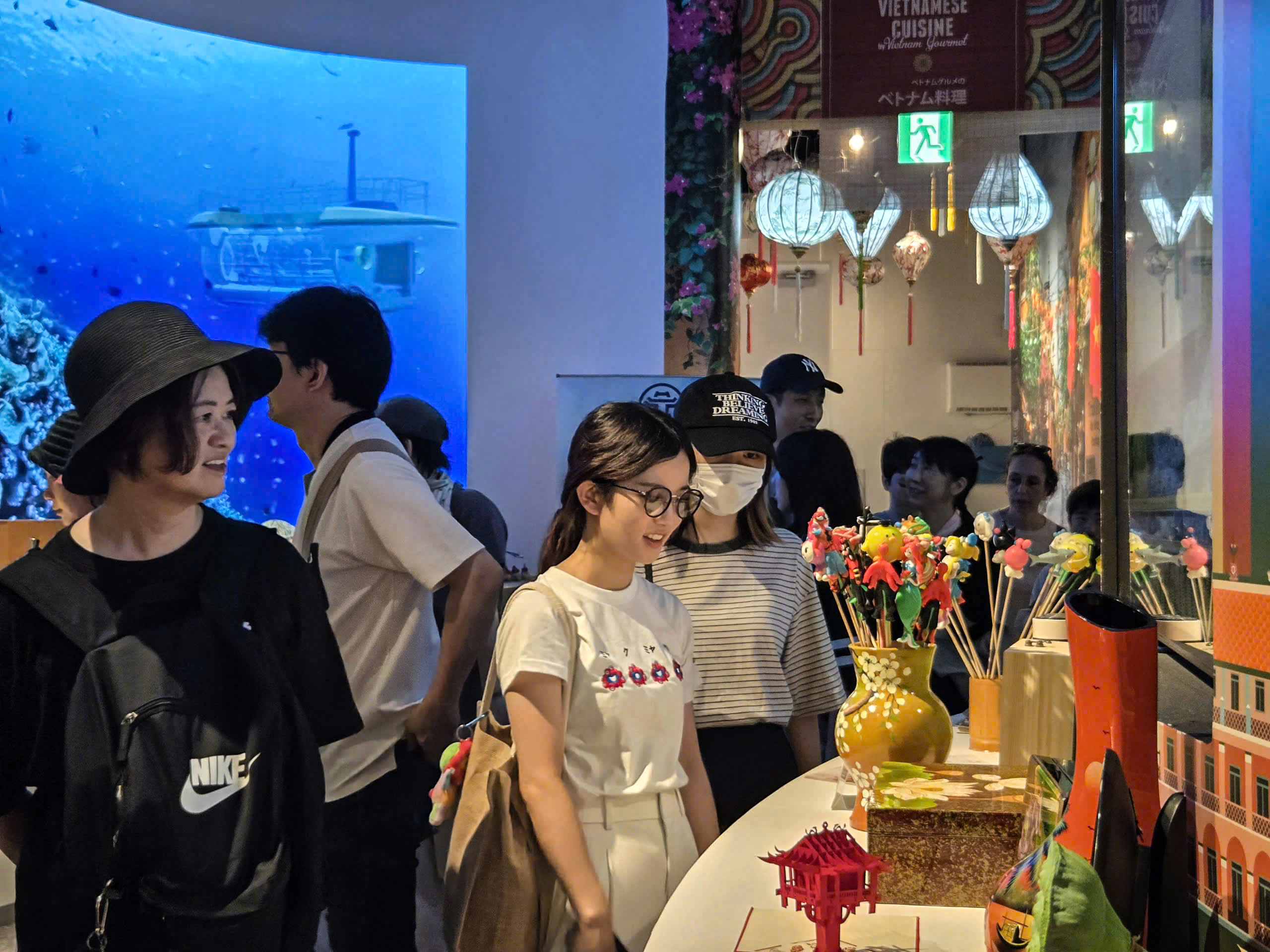 Hanoi przywozi do Japonii jedwabne szale i ważki bambusowe, aby promować turystykę - zdjęcie 2. Hà Nội mang khăn lụa, chuồn chuồn tre đến Nhật Bản quảng bá du lịch - Ảnh 3.