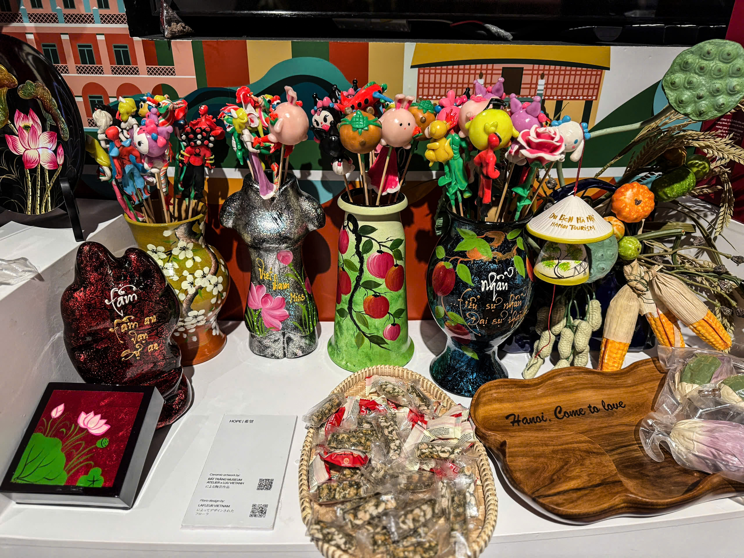 Hanoi przywozi do Japonii jedwabne szale i ważki bambusowe, aby promować turystykę - zdjęcie 3. Hà Nội mang khăn lụa, chuồn chuồn tre đến Nhật Bản quảng bá du lịch - Ảnh 4.