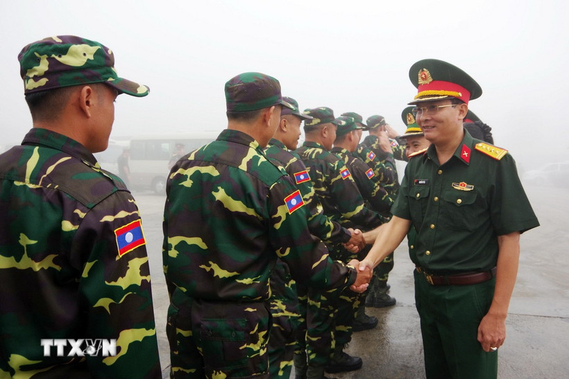 Đón đoàn cán bộ, chiến sĩ Quân đội Lào sang tham gia diễu binh, diễu hành - Ảnh 1.