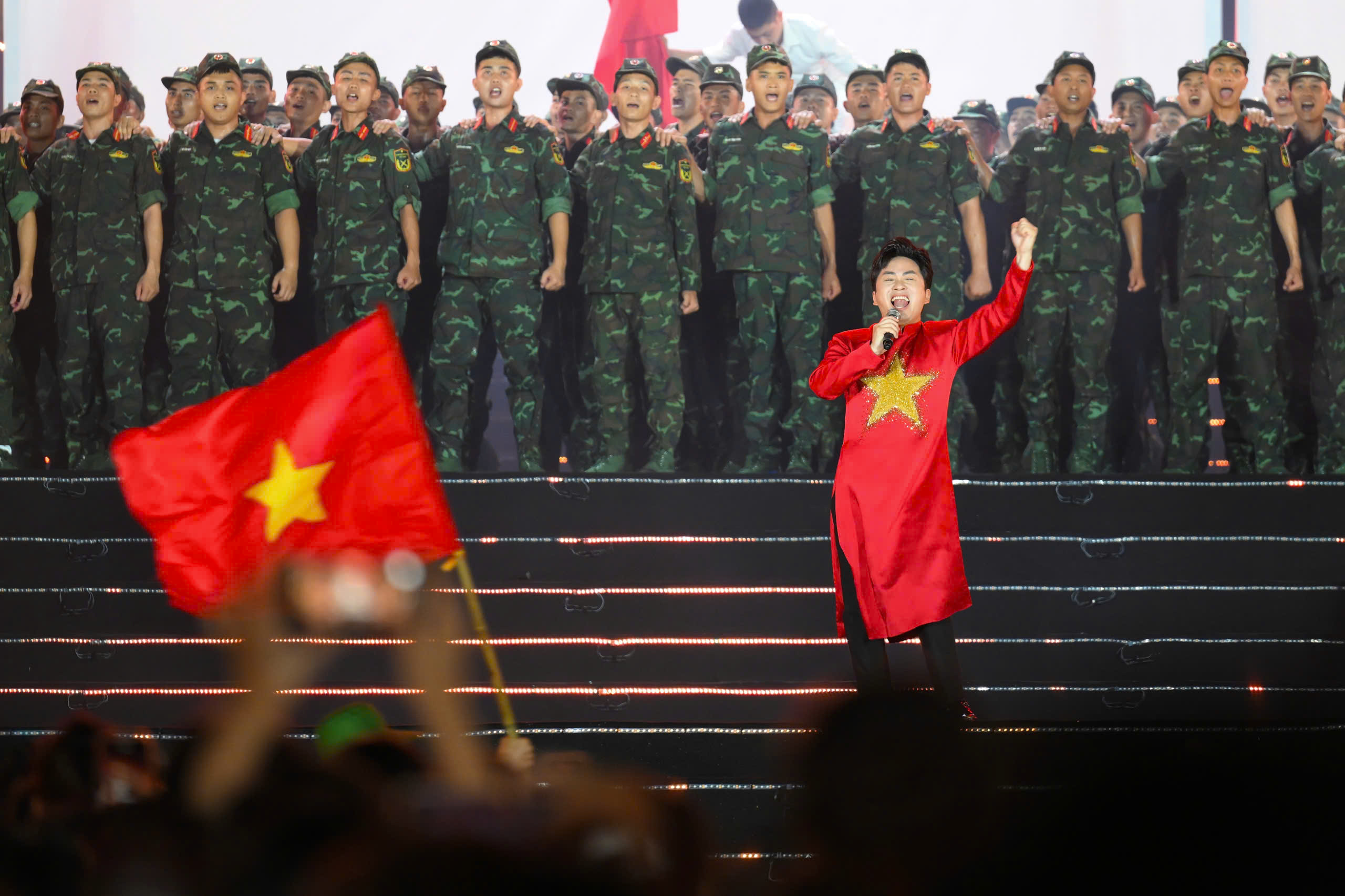 ‘Tự hào là người Việt Nam’ bùng nổ với Quốc ca, Đường tới ngày vinh quang - Ảnh 3. ‘Tự hào là người Việt Nam’ bùng nổ với Quốc ca, Đường tới ngày vinh quang - Ảnh 3.