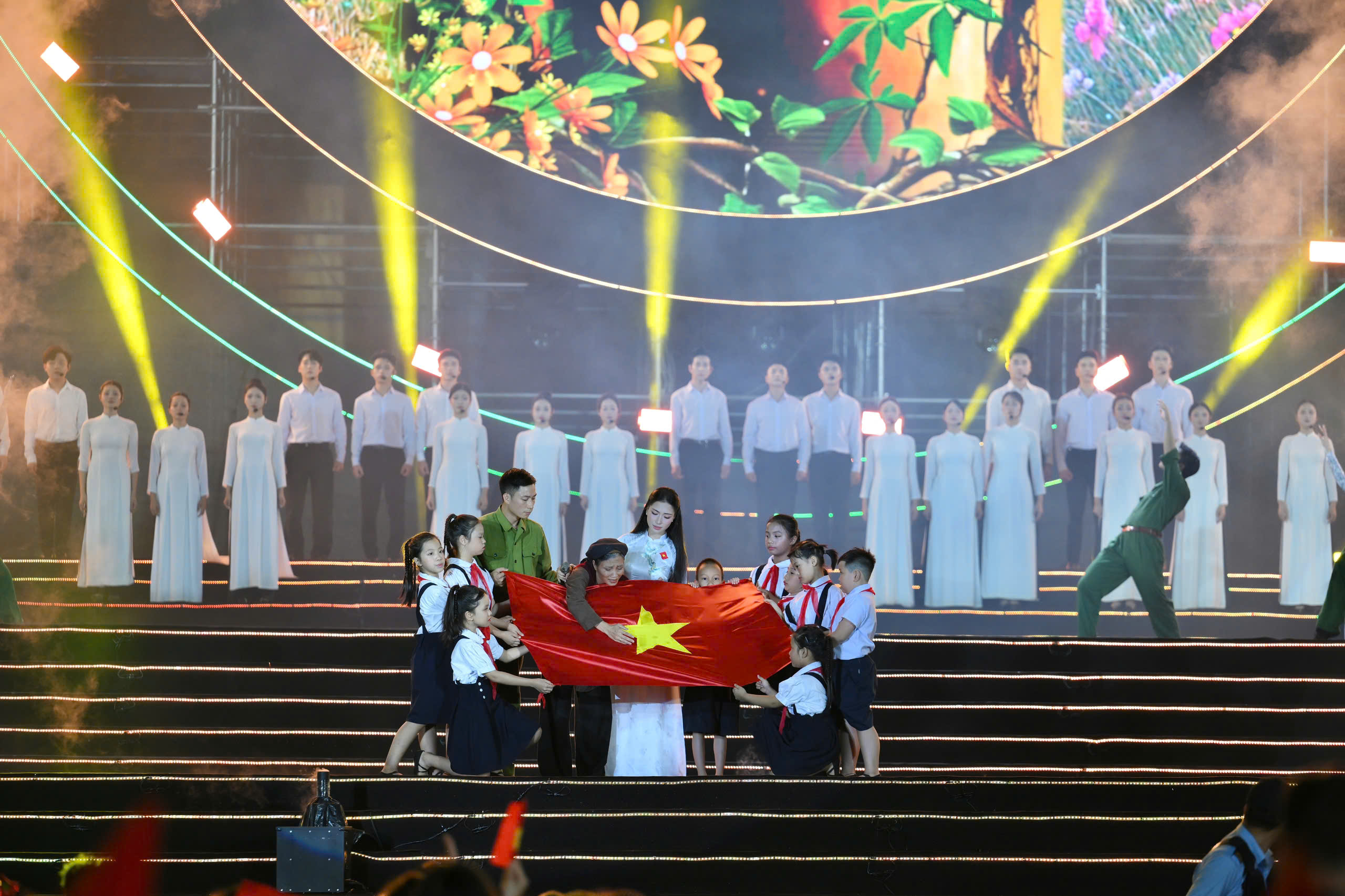 ‘Tự hào là người Việt Nam’ bùng nổ với Quốc ca, Đường tới ngày vinh quang - Ảnh 5. Tự hào là người Việt Nam - Ảnh 5.