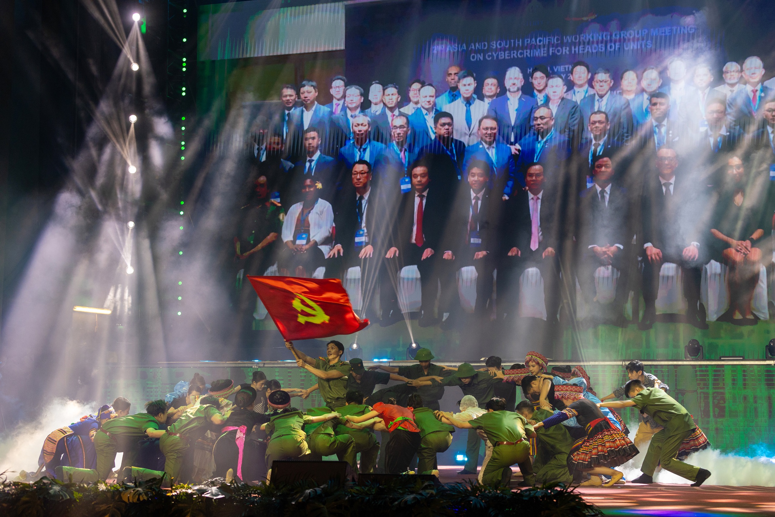 Tùng Dương, Đông Hùng hát mừng 80 năm Công an nhân dân Việt Nam - Ảnh 2.