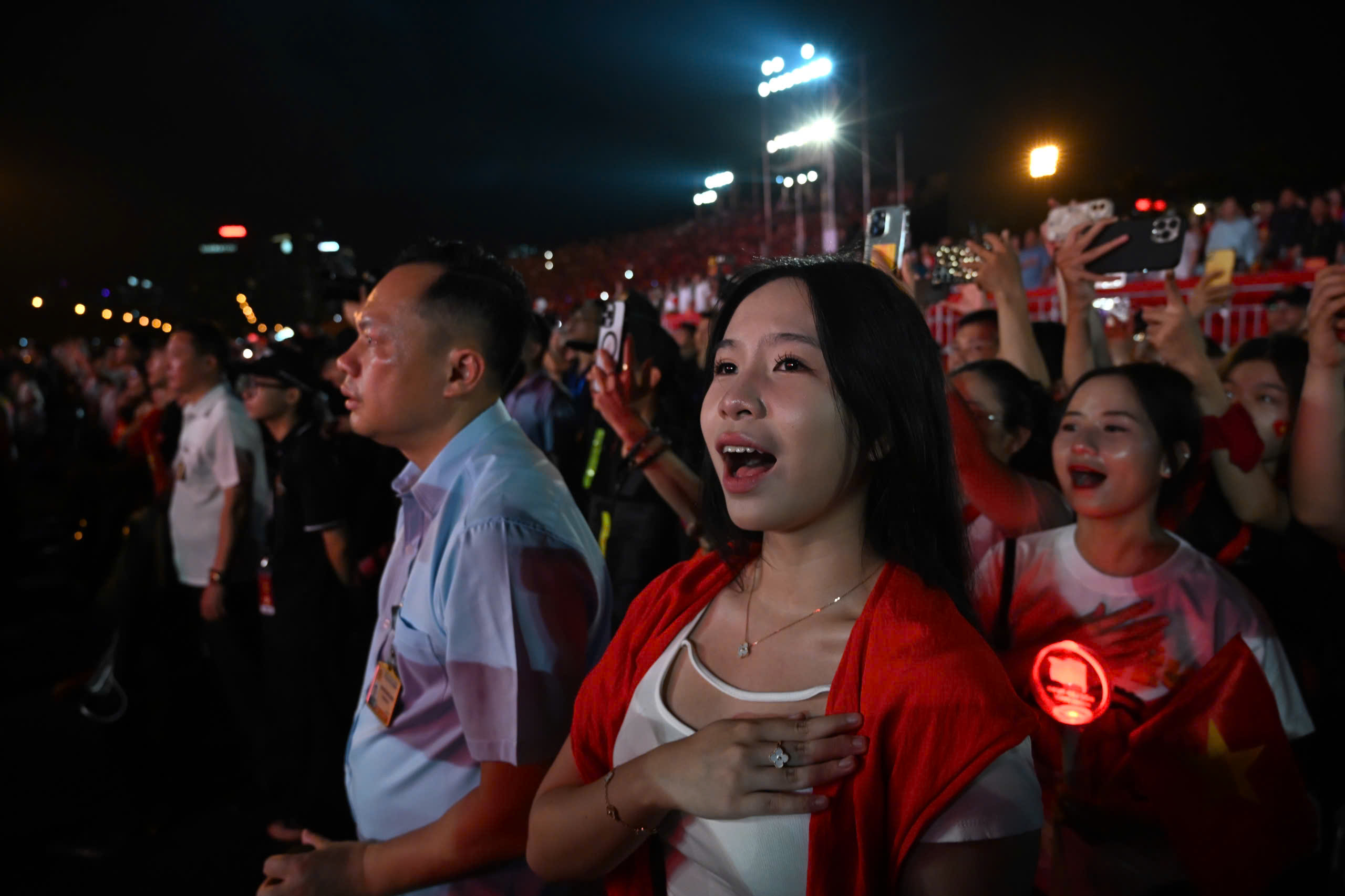‘Tự hào là người Việt Nam’ bùng nổ với Quốc ca, Đường tới ngày vinh quang - Ảnh 8. Tự hào là người Việt Nam - Ảnh 8.