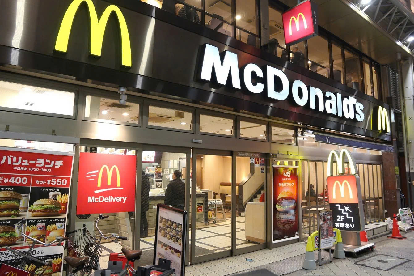 Đồ ăn McDonald’s bị vứt bỏ tràn lan ở Nhật vì chiến dịch tặng thẻ Pokémon - Ảnh 1.
