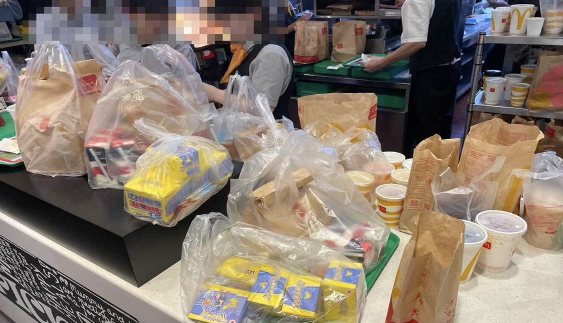 Makanan McDonald's dibuang di Jepang karena kampanye hadiah kartu Pokémon - Foto 2. McDonald - Ảnh 2.