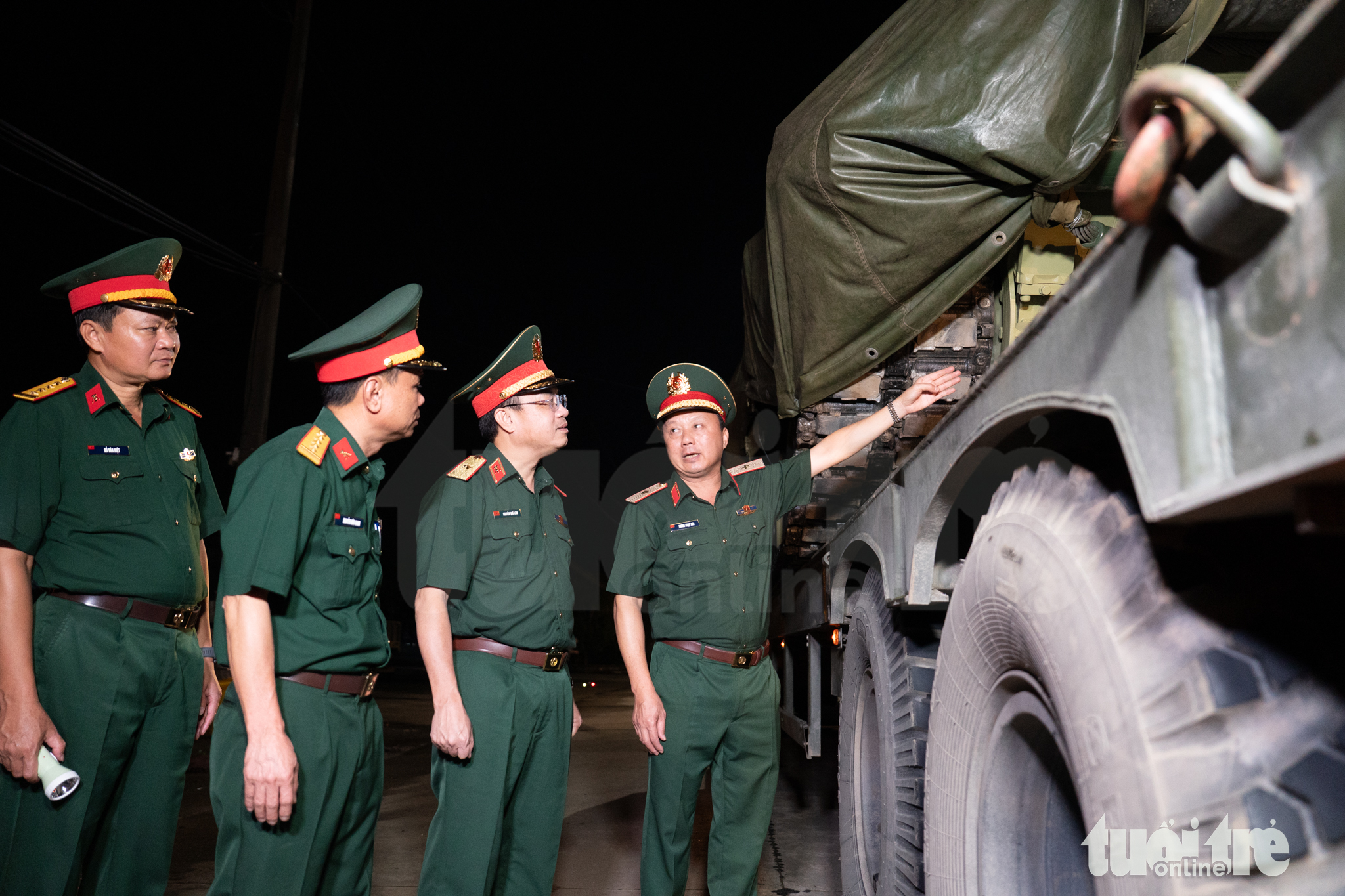 Xuyên đêm mưa đưa xe tăng, xe thiết giáp sự về trụ sở Bộ Quốc phòng - Ảnh 3.