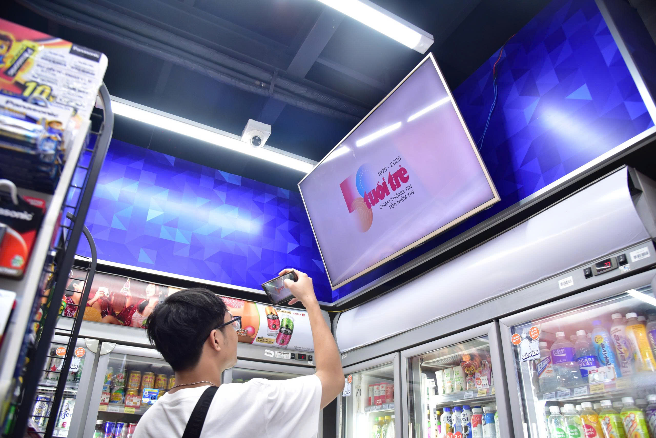 ដៃគូជាច្រើនចូលរួមផ្សព្វផ្សាយរូបសញ្ញា ដើម្បីអបអរសាទរខួបលើកទី៥០ នៃកាសែត Tuoi Tre - រូបថត ២. báo Tuổi Trẻ - Ảnh 2.