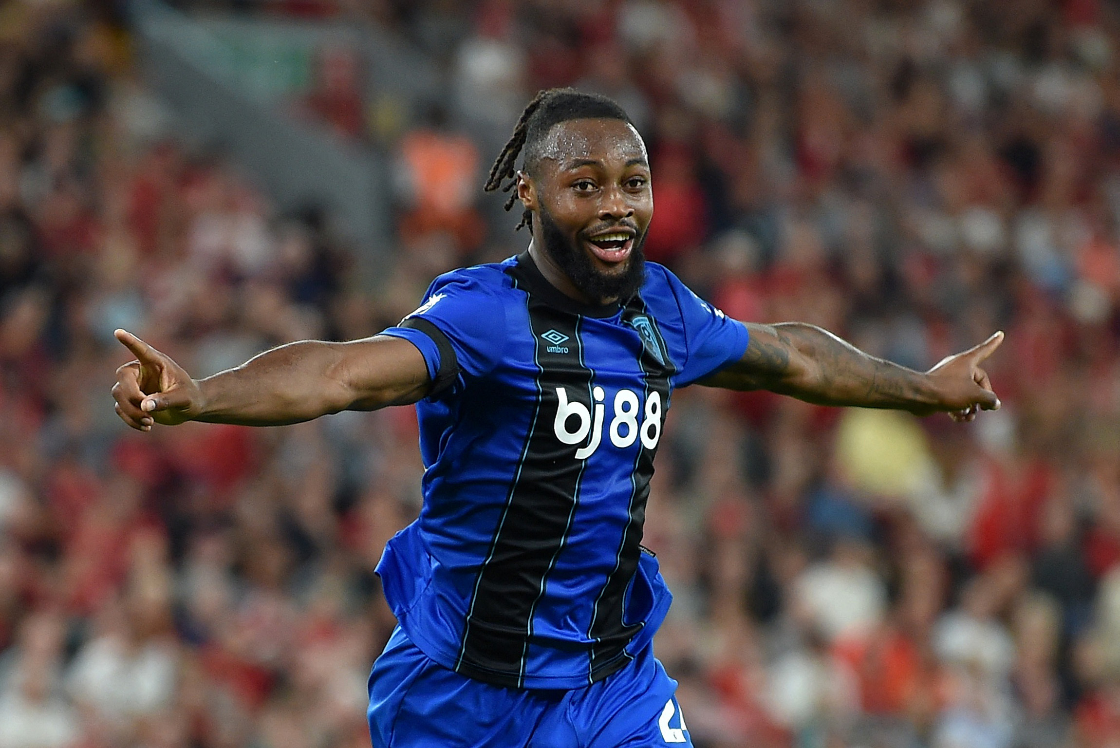 CĐV khuyết tật phân biệt chủng tộc với sao Bournemouth bị cấm đến sân vĩnh viễn - Ảnh 1.