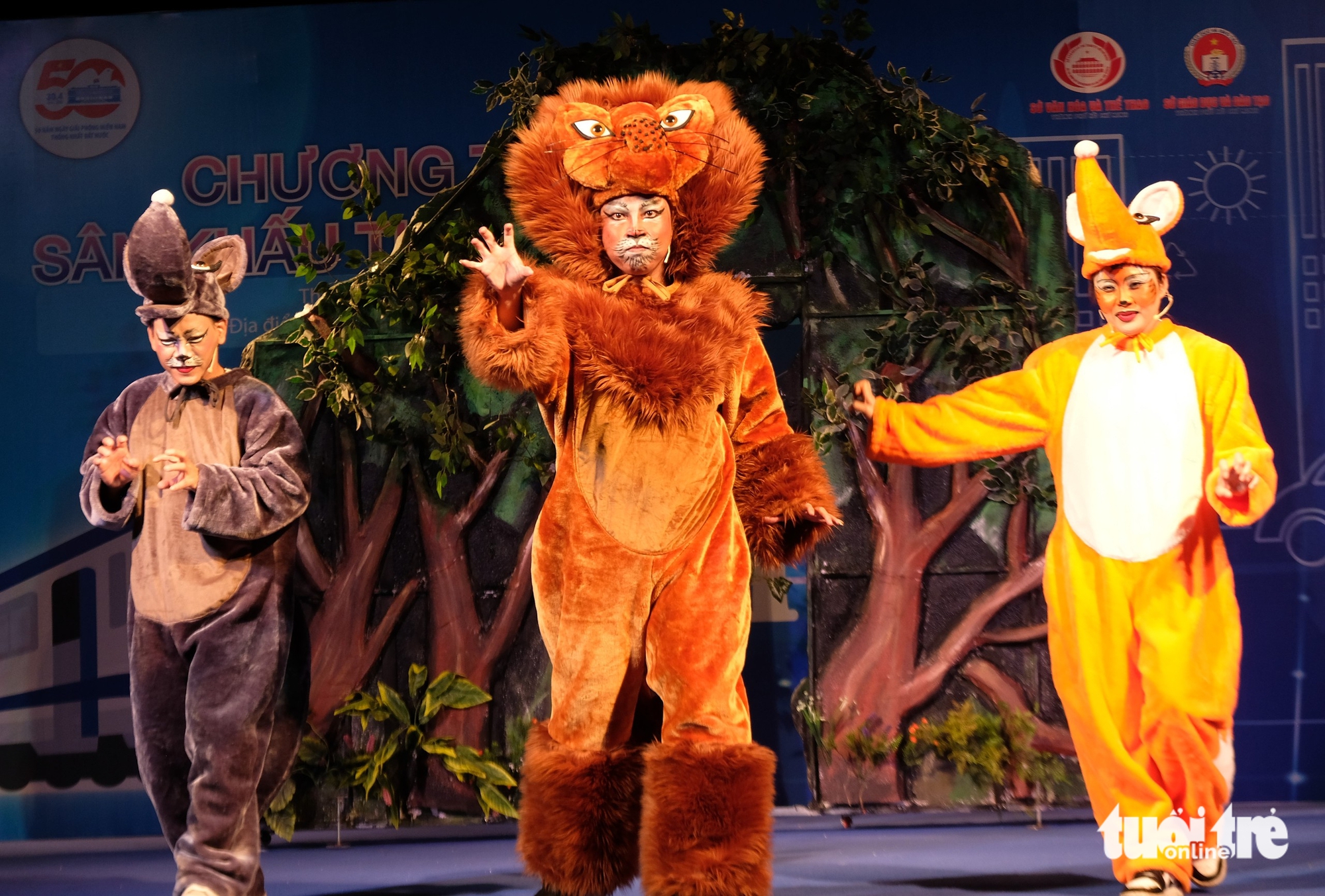 Po filmu Tenkrát v životě Quoc Thinh nadále rozesmává děti rolí Šedého vlka - Foto 2. Ngày xửa ngày xưa - Ảnh 2.