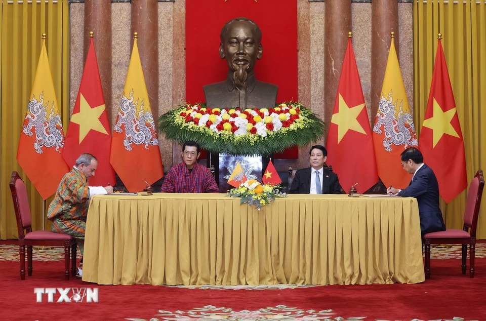 Hội đàm với Chủ tịch nước Lương Cường, Quốc vương Bhutan muốn học hỏi Việt Nam phát triển kinh tế - Ảnh 1.