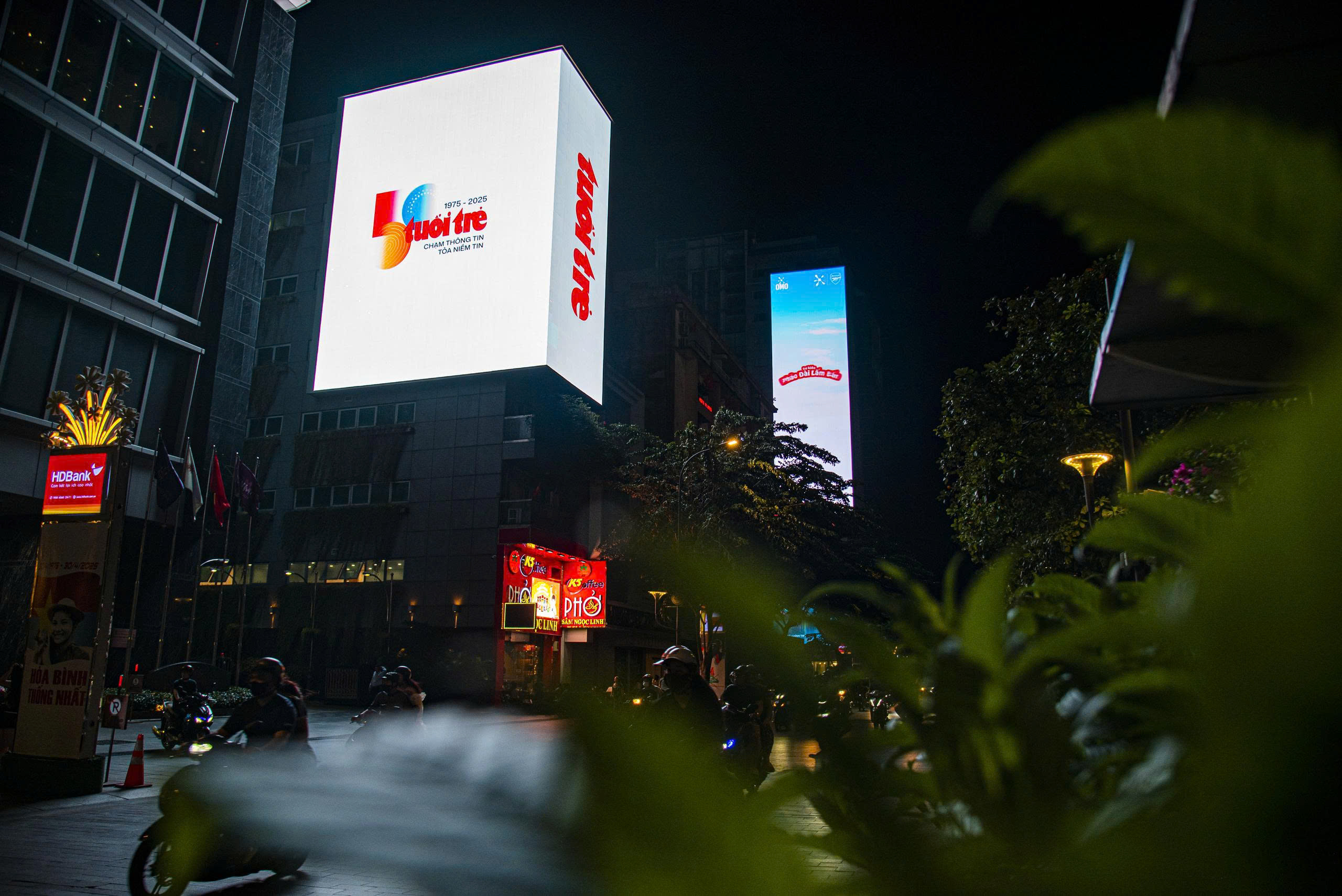 Logo kỷ niệm 50 năm thành lập báo Tuổi Trẻ xuất hiện ở sân bay, đường phố cả nước - Ảnh 11. báo Tuổi Trẻ - Ảnh 11.