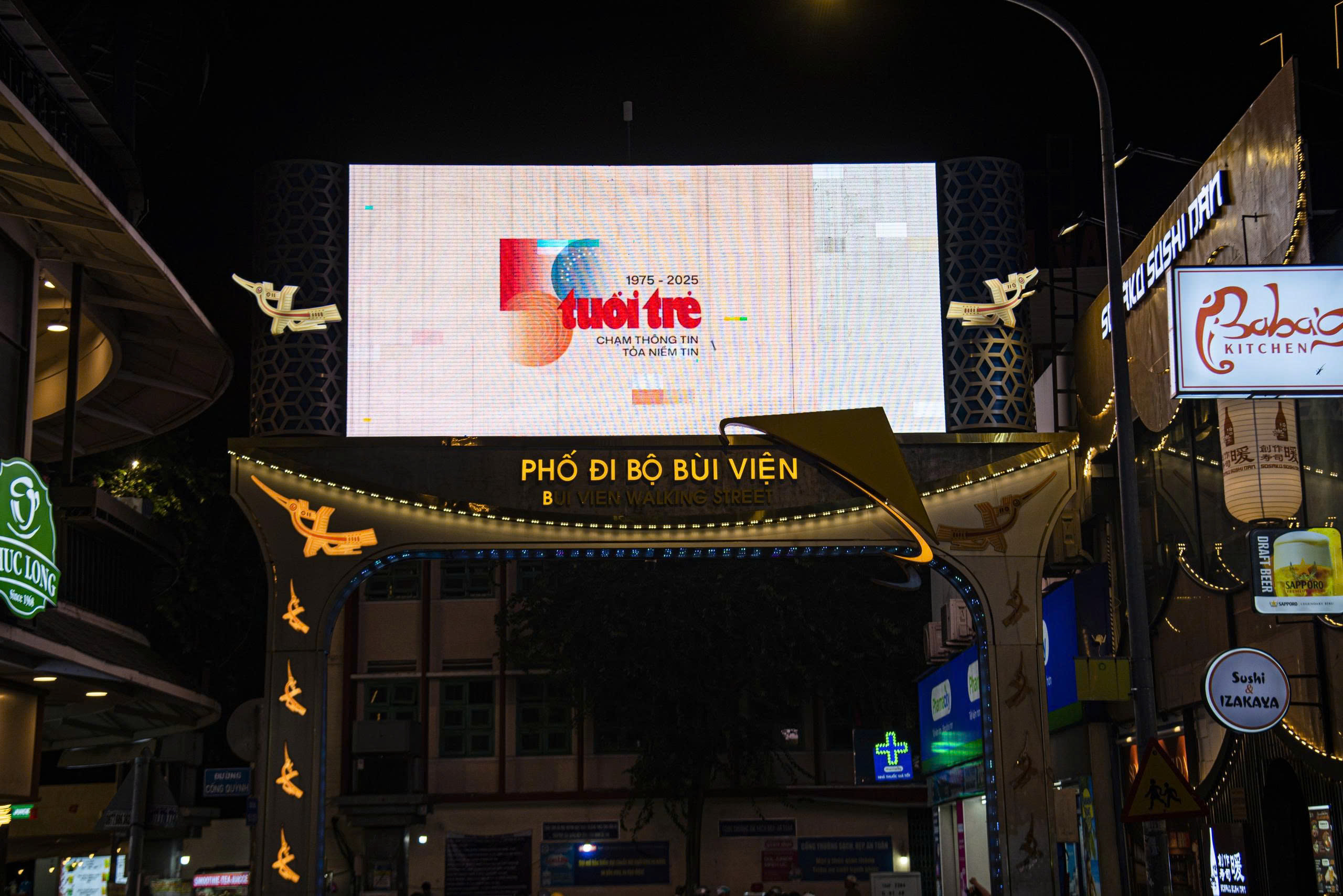 Logo kỷ niệm 50 năm thành lập báo Tuổi Trẻ xuất hiện ở sân bay, đường phố cả nước - Ảnh 10. báo Tuổi Trẻ - Ảnh 10.
