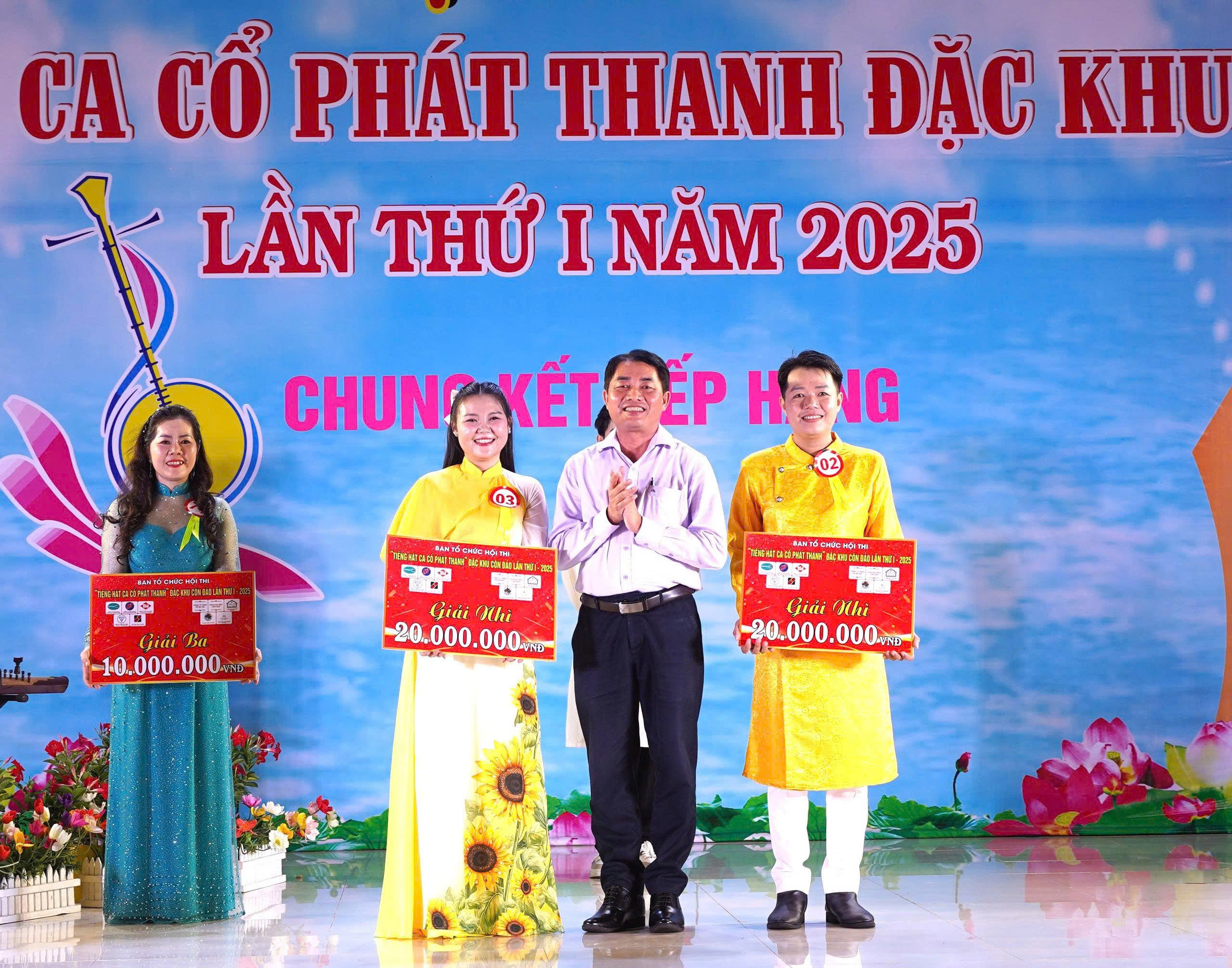 Remaja berusia 16 tahun memenangkan hadiah pertama dalam Kontes Nyanyi Tradisional Radio Zona Khusus Con Dao 2025 - Foto 2. Côn Đảo - Ảnh 2.