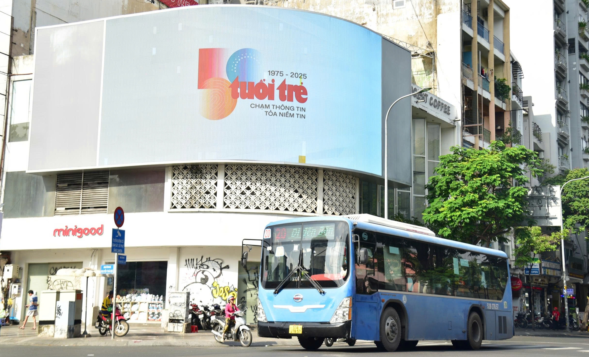 Logo kỷ niệm 50 năm thành lập báo Tuổi Trẻ xuất hiện ở sân bay, đường phố cả nước - Ảnh 7. báo Tuổi Trẻ - Ảnh 7.
