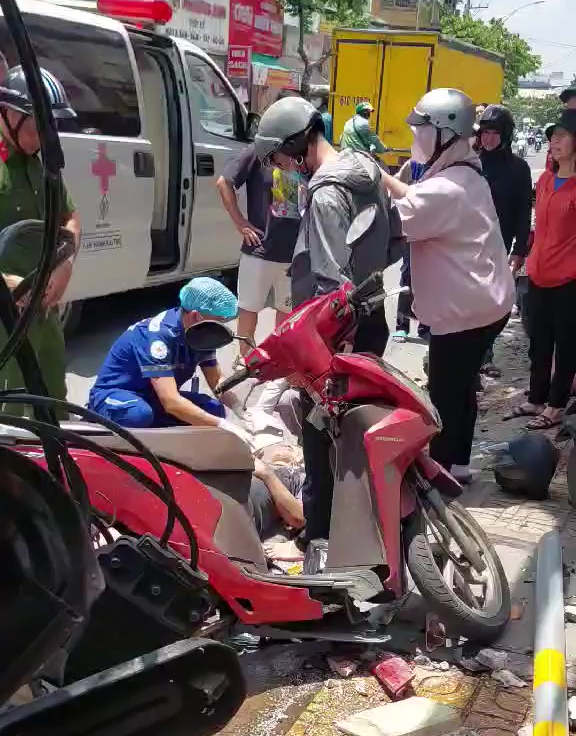 Xe bán tải mất lái tông gãy cột điện ở phường Thủ Đức, nghi do tài xế đột tử - Ảnh 3.