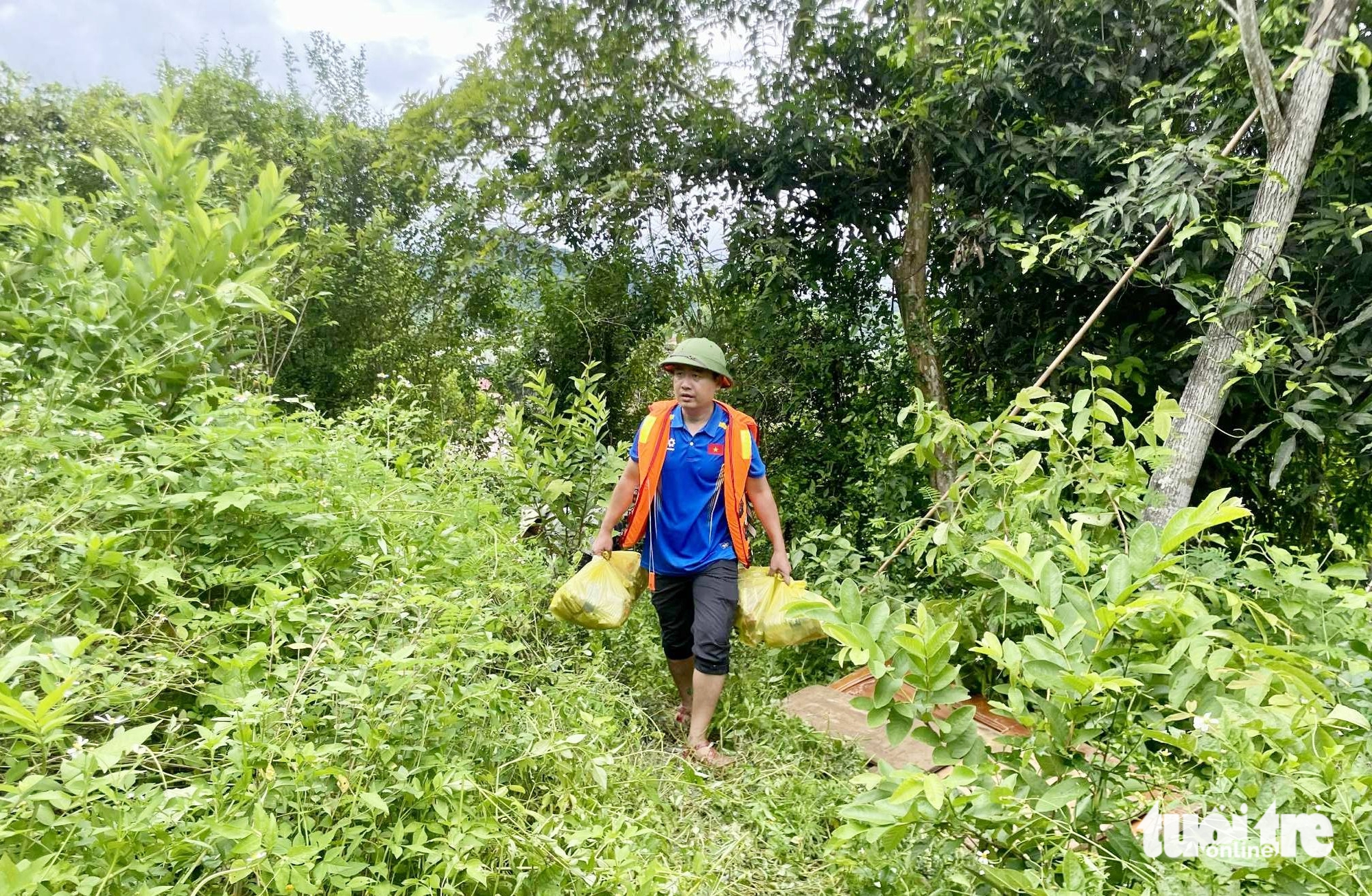 Bộ đội, công an, thanh niên cõng mì gói, nước sạch... cứu trợ bà con bị mưa lũ cô lập - Ảnh 4.