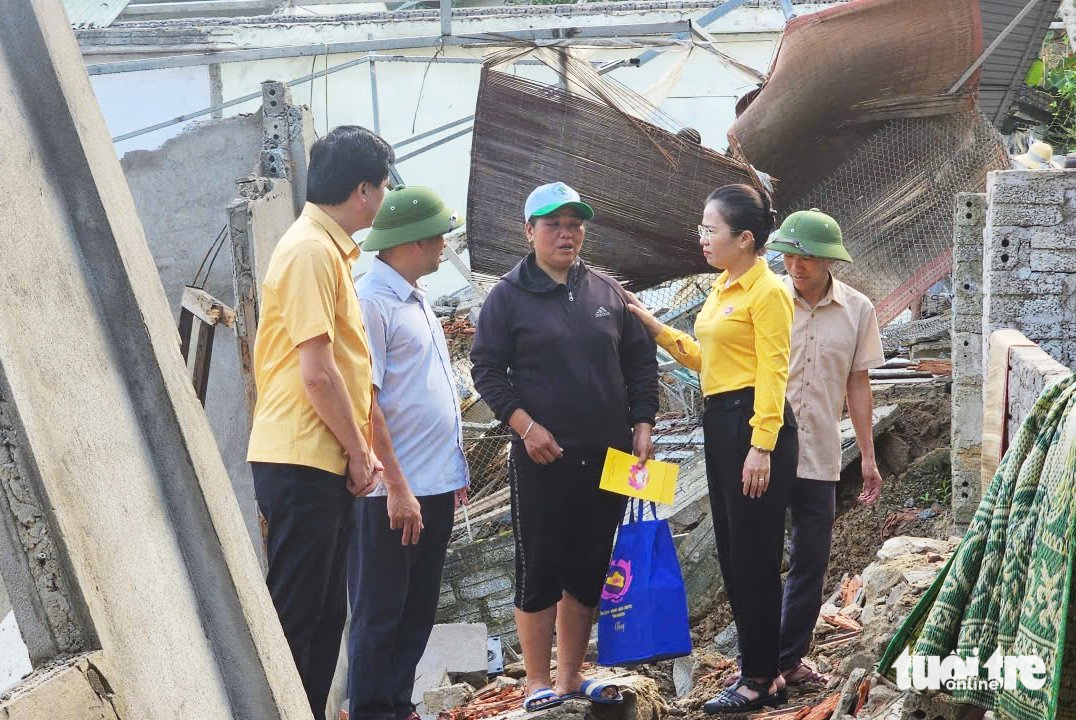 Bộ đội, công an, thanh niên cõng mì gói, nước sạch... cứu trợ bà con bị mưa lũ cô lập - Ảnh 5.