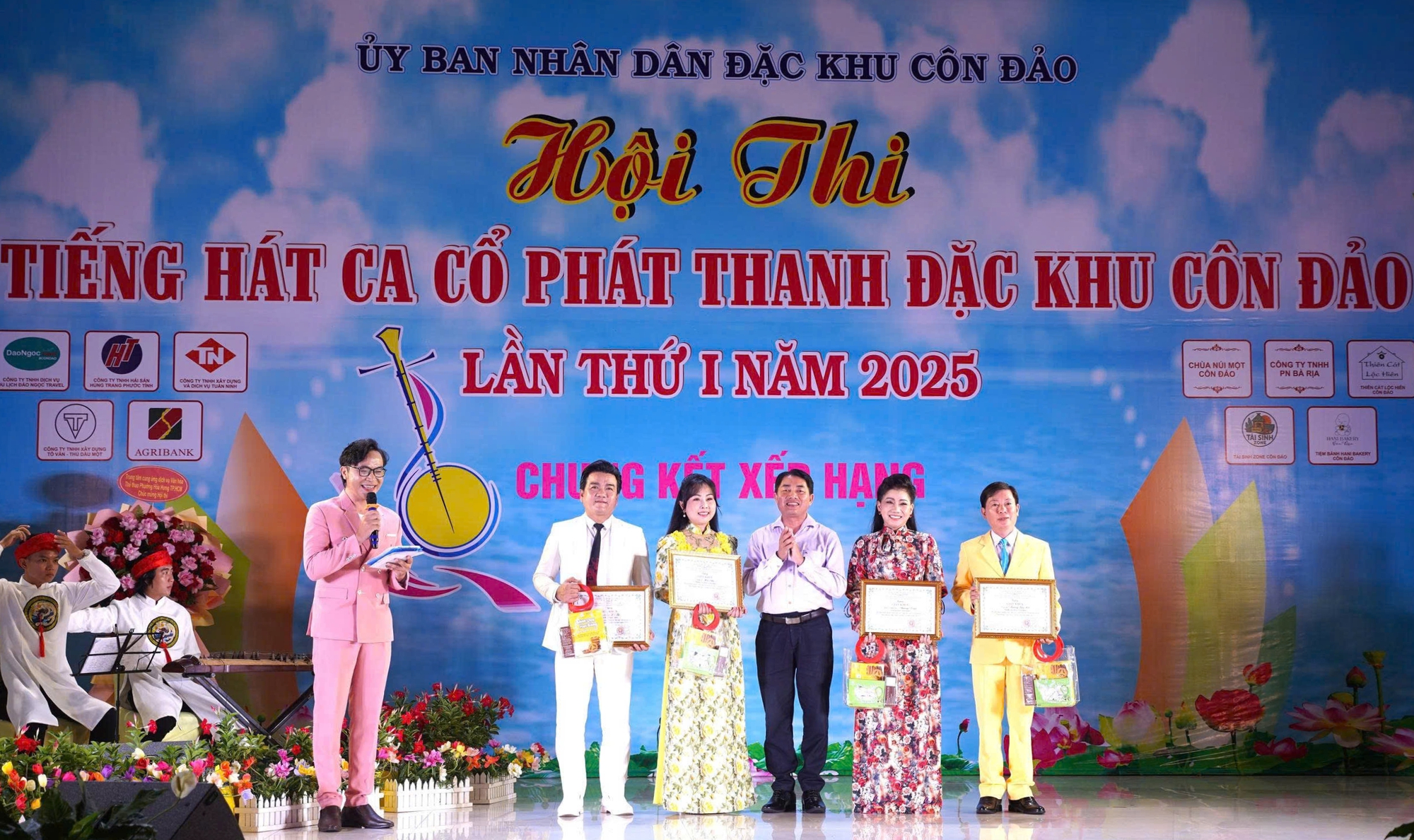 Remaja berusia 16 tahun memenangkan hadiah pertama dalam Kontes Nyanyi Tradisional Radio Zona Khusus Con Dao 2025 - Foto 3. Côn Đảo - Ảnh 3.