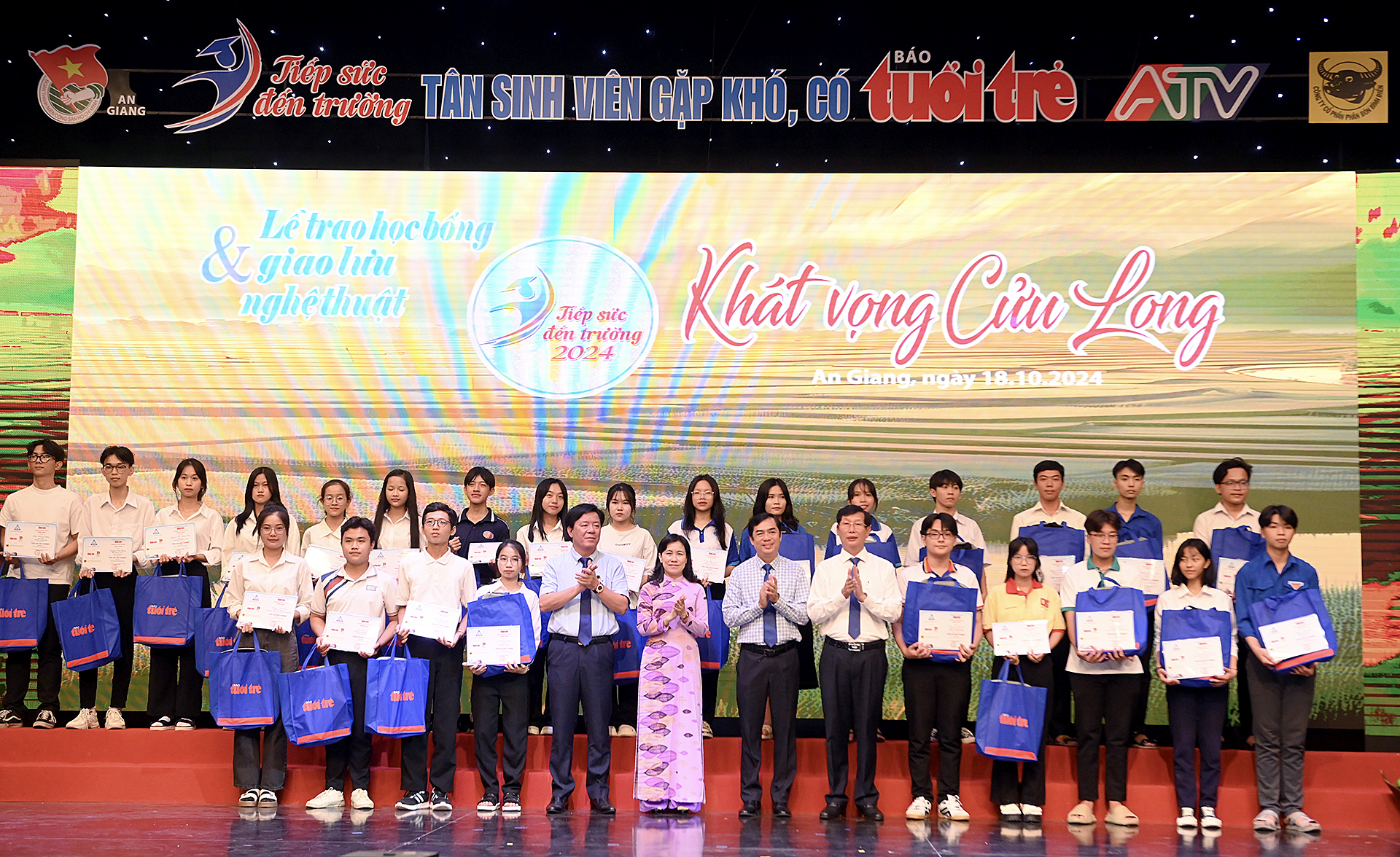 Tiếp sức đến trường năm 2025: 1.000 suất học bổng cho tân sinh viên khó khăn - Ảnh 13. Tiếp sức đến trường năm 2025: 1.000 suất học bổng cho tân sinh viên khó khăn - Ảnh 13.