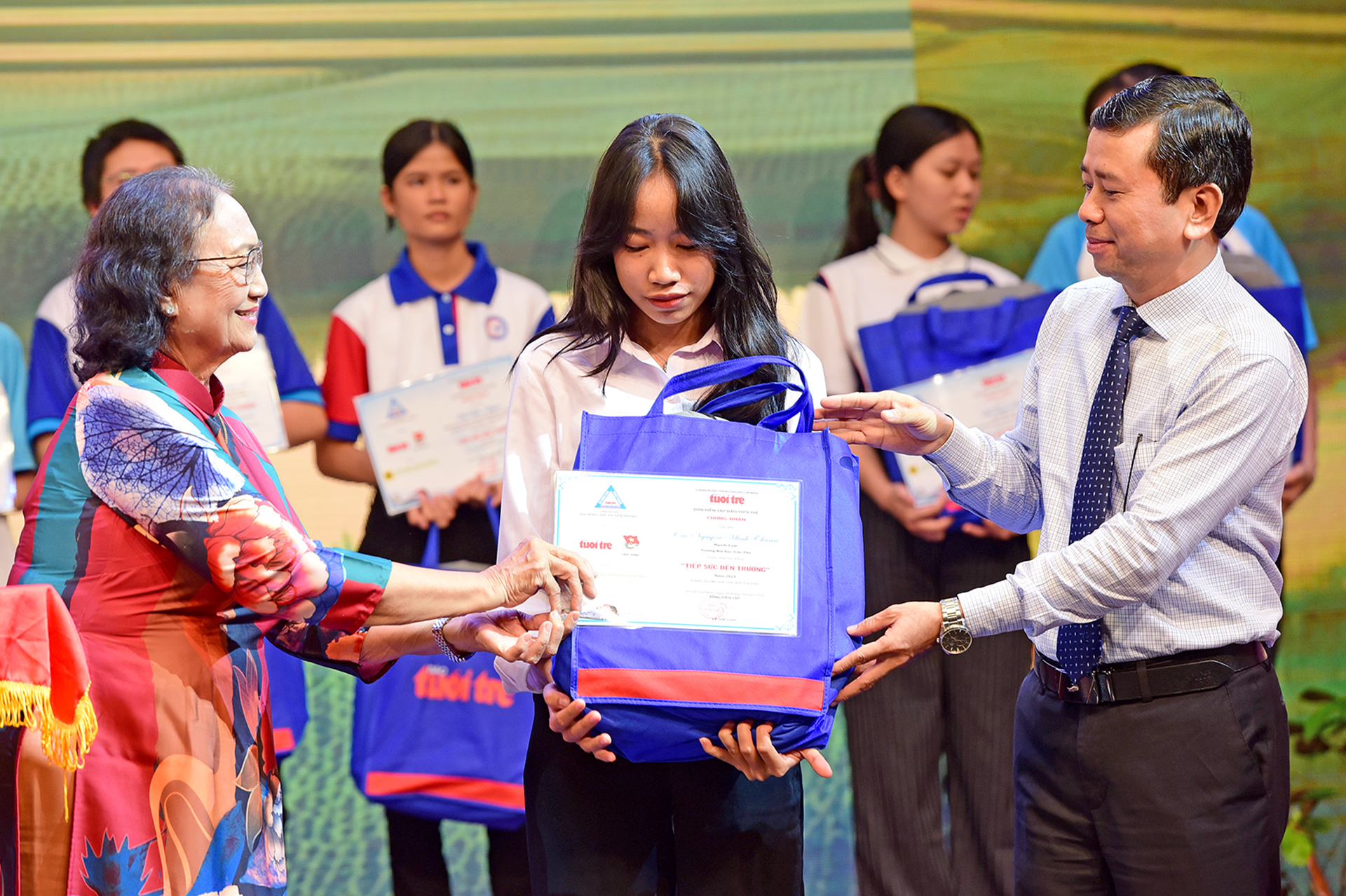 Tiếp sức đến trường năm 2025: 1.000 suất học bổng cho tân sinh viên khó khăn - Ảnh 5. Tiếp sức đến trường năm 2025: 1.000 suất học bổng cho tân sinh viên khó khăn - Ảnh 5.