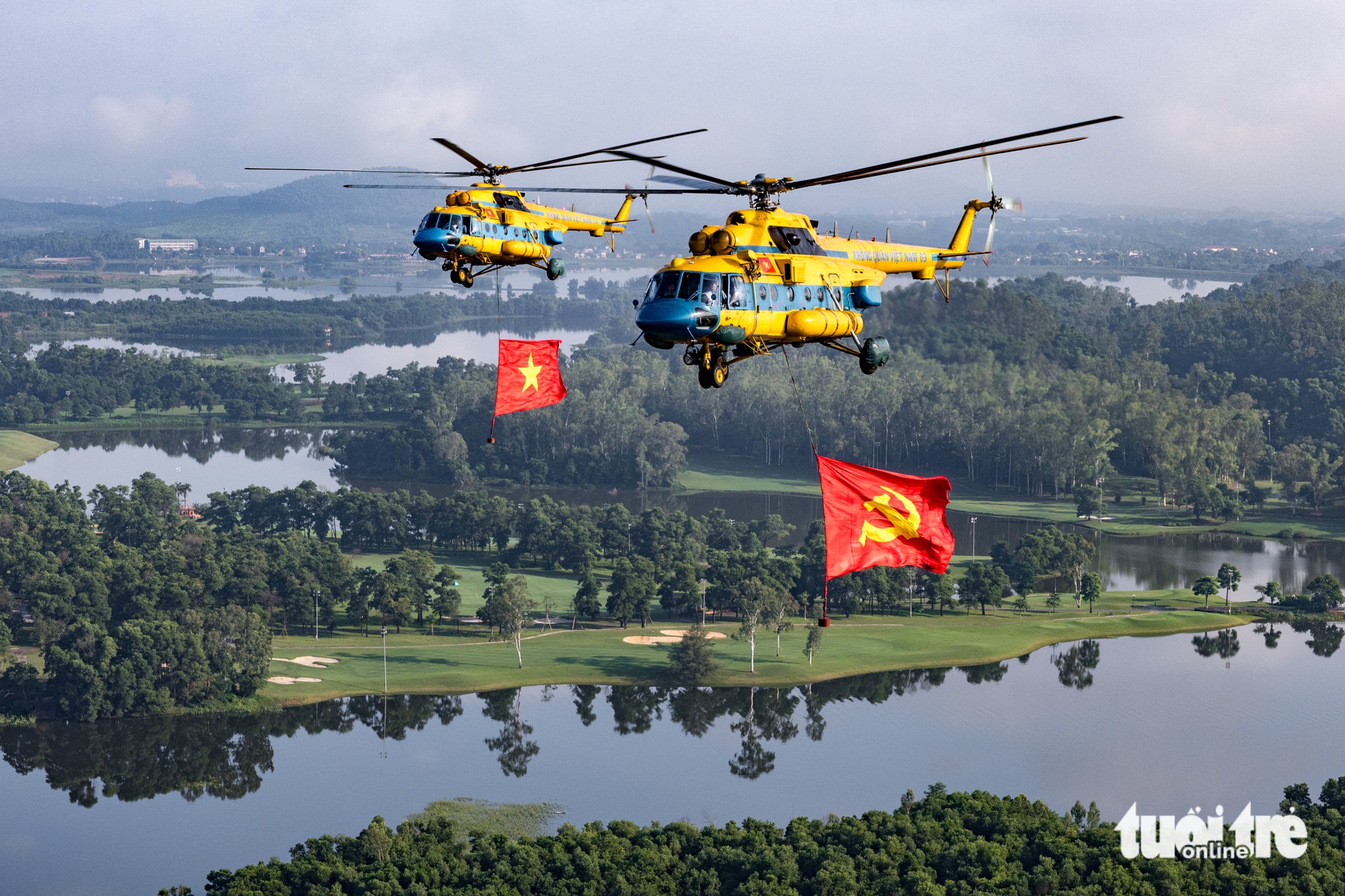Vietnam Air Force helicopter regiments rehearse flag formation flights ahead of National Day- Ảnh 1.