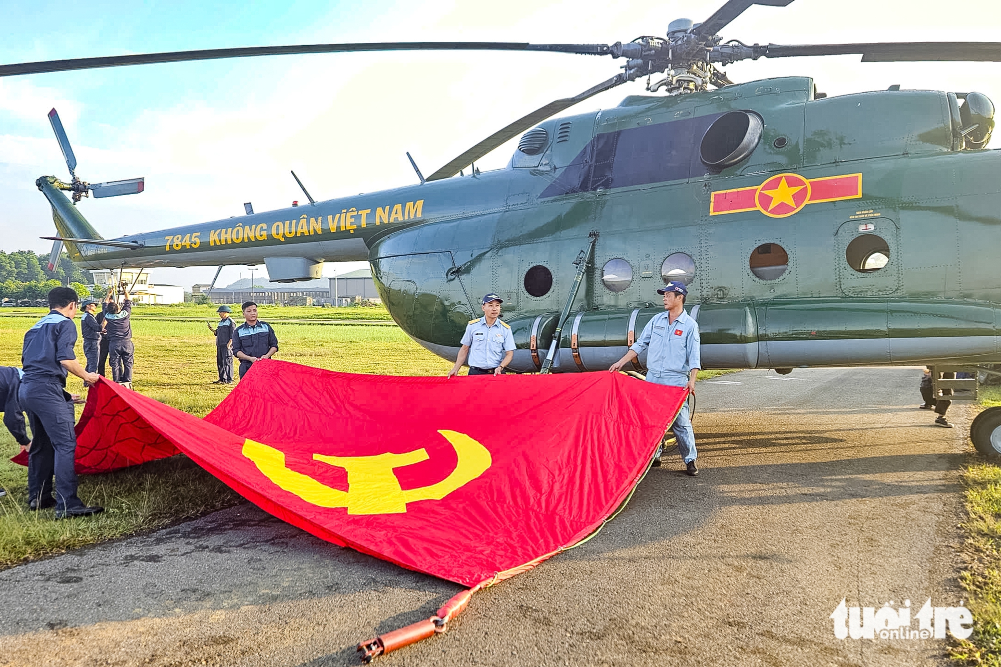 Vietnam Air Force helicopter regiments rehearse flag formation flights ahead of National Day- Ảnh 7.