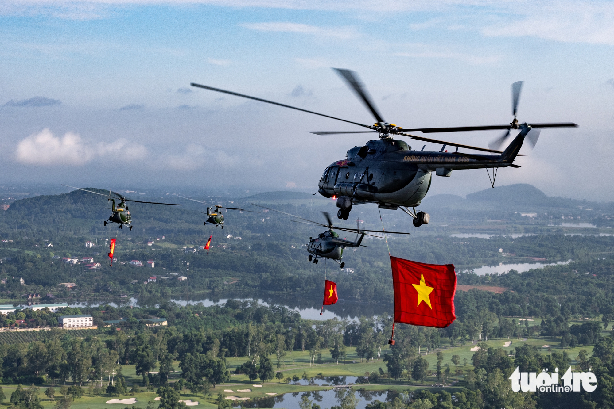 Vietnam Air Force helicopter regiments rehearse flag formation flights ahead of National Day- Ảnh 4.