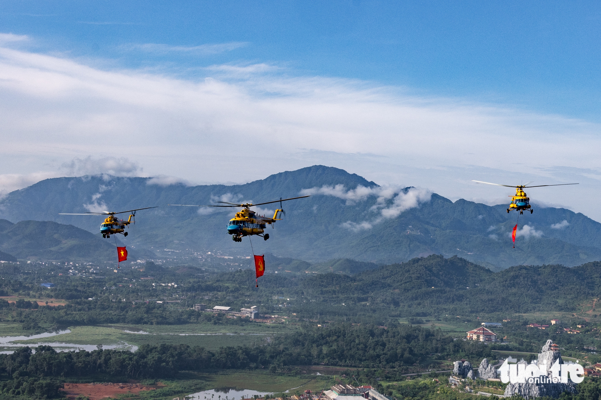 Vietnam Air Force helicopter regiments rehearse flag formation flights ahead of National Day- Ảnh 5.