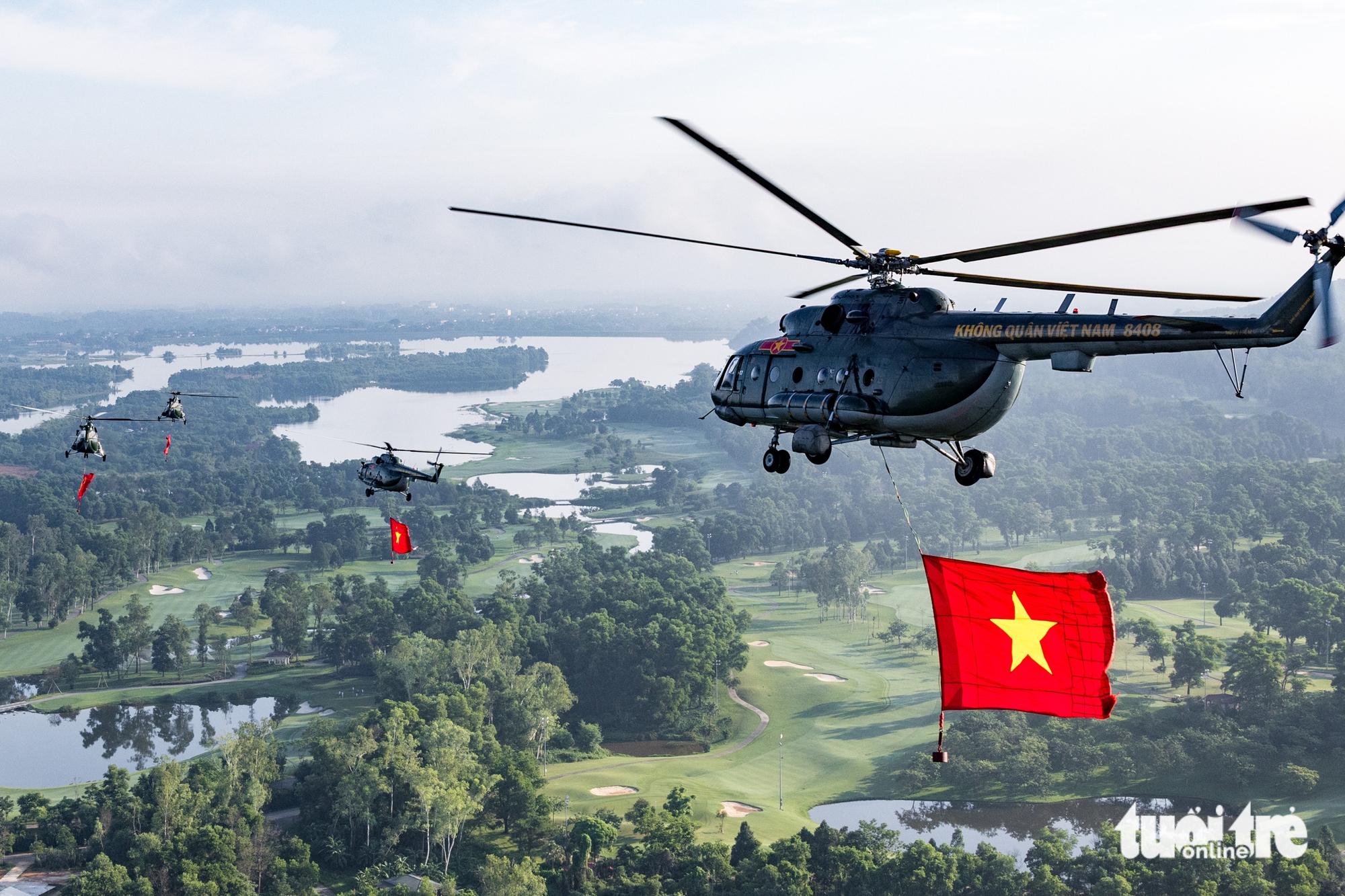 Vietnam Air Force helicopter regiments rehearse flag formation flights ahead of National Day- Ảnh 3.