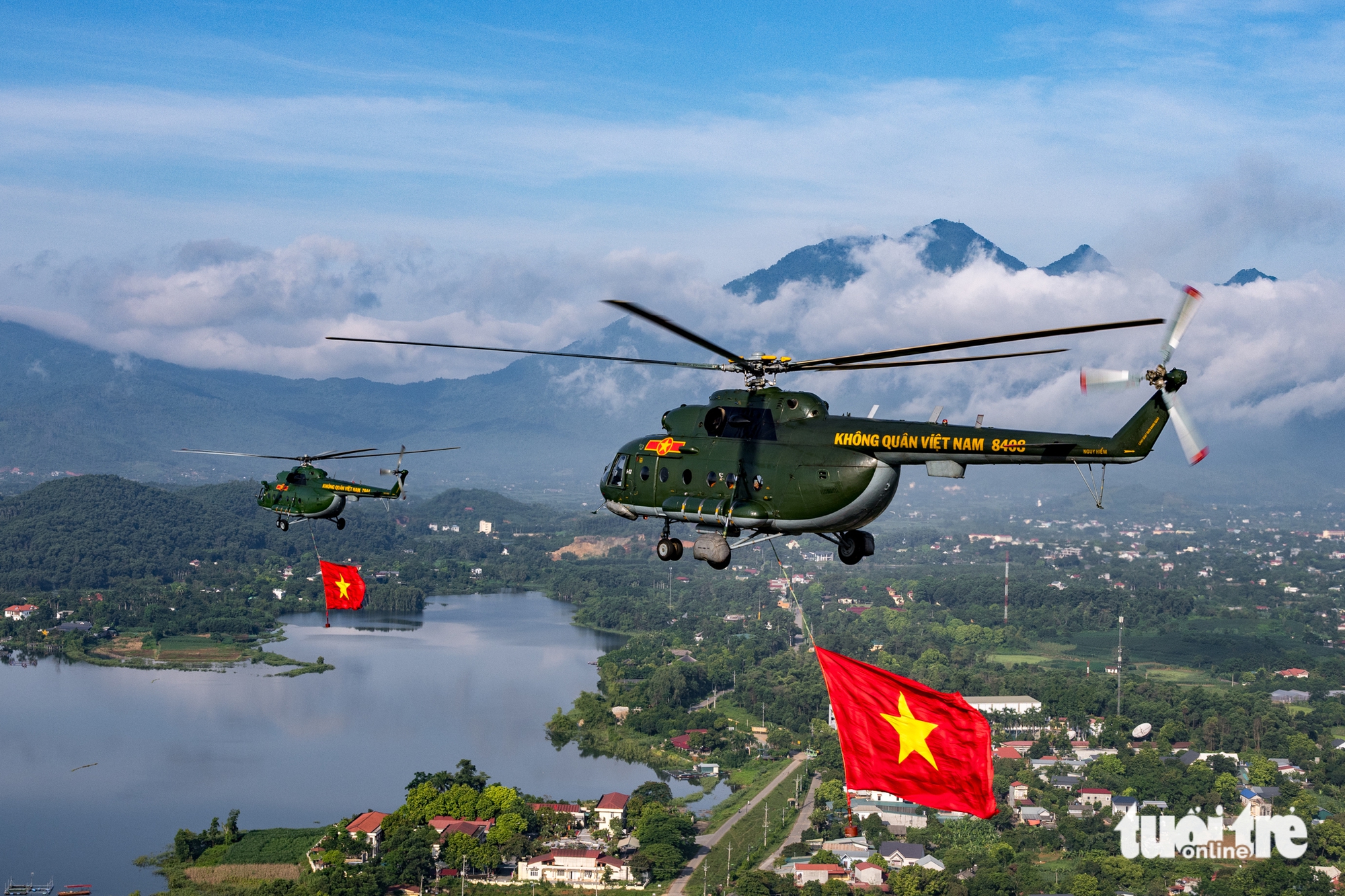 Vietnam Air Force helicopter regiments rehearse flag formation flights ahead of National Day- Ảnh 2.