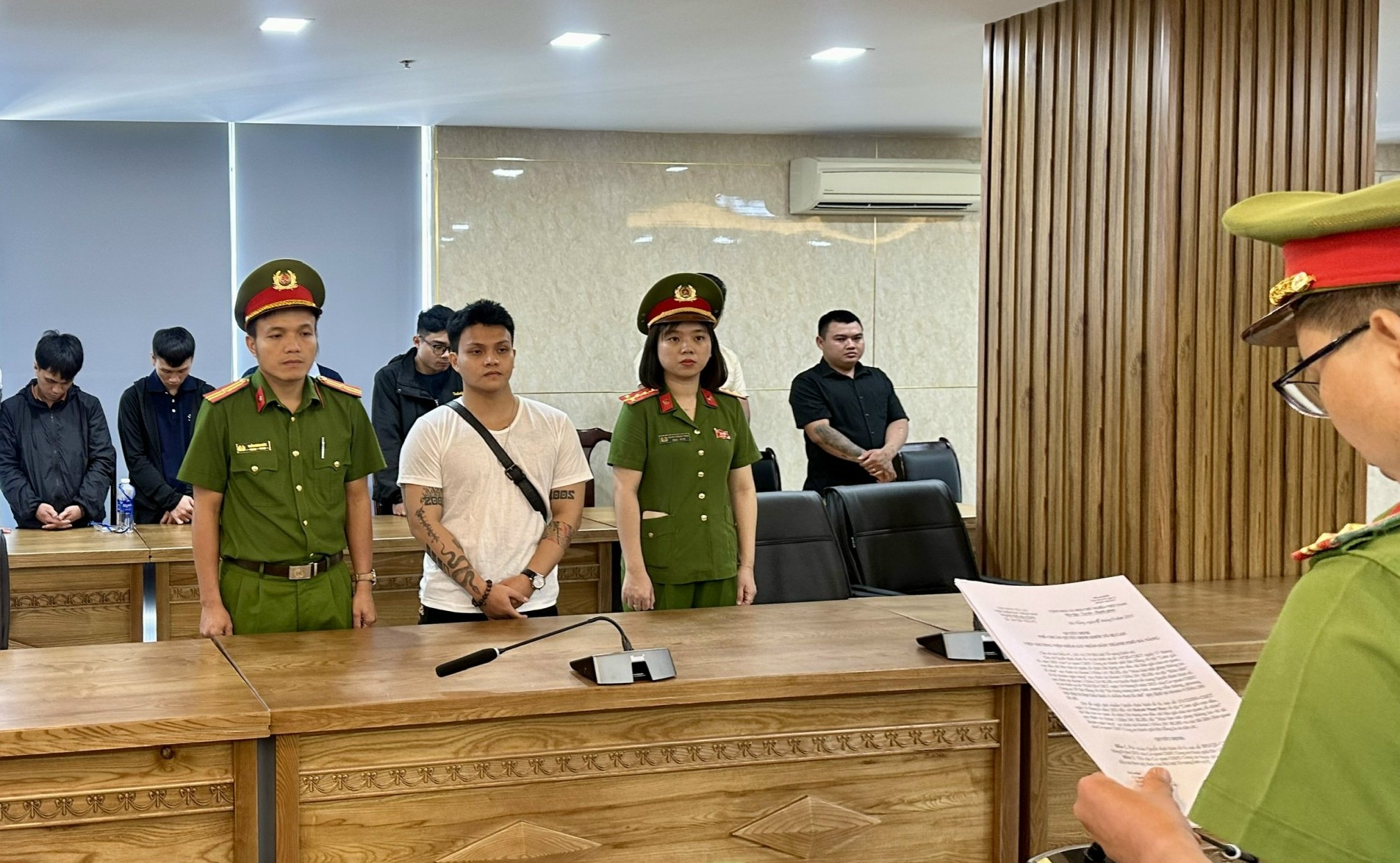 Phá đường dây rửa tiền 30 ngàn tỉ, có 3 nhân viên ngân hàng - Ảnh 1.