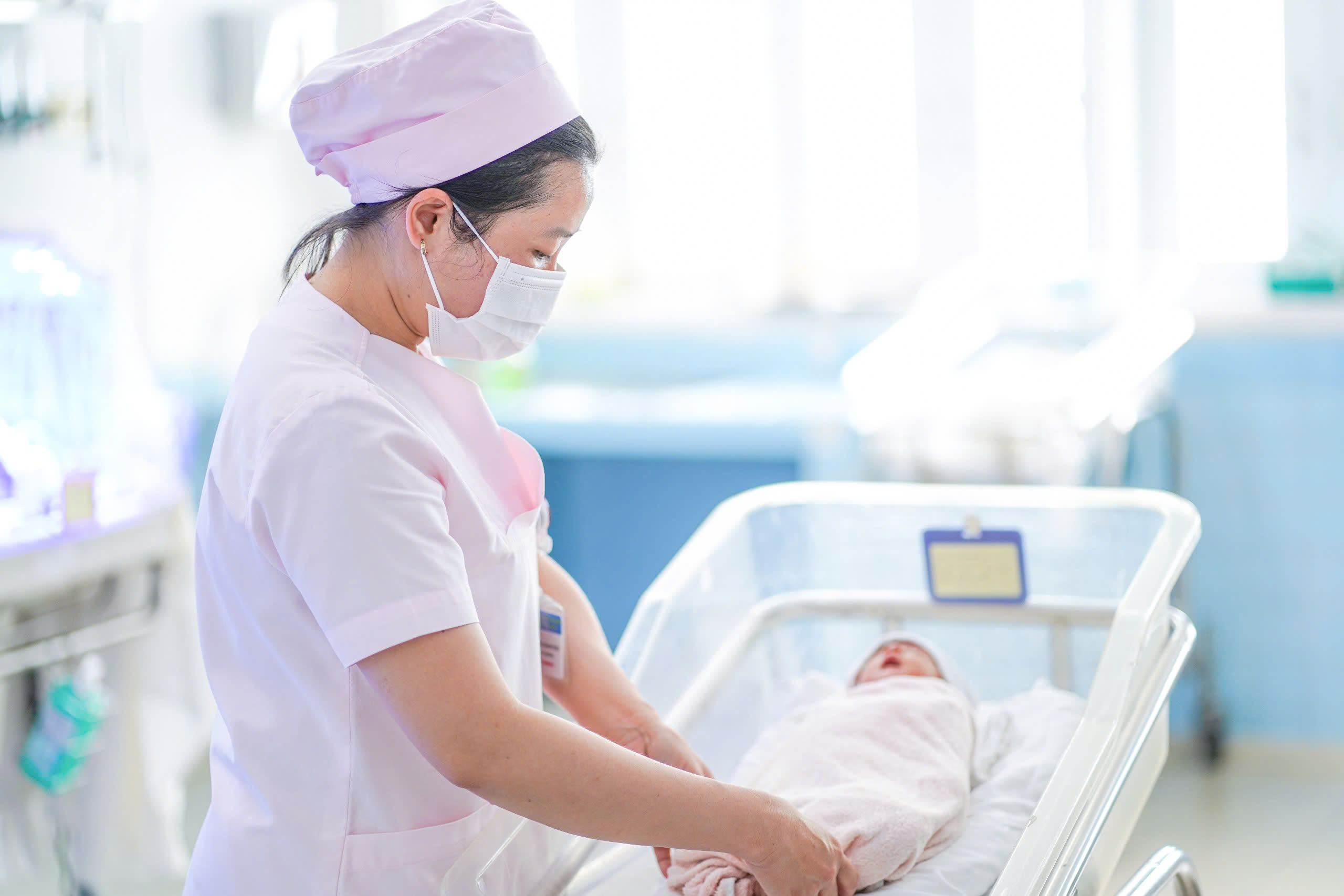 Đón bé trai 1,7kg chào đời từ người mẹ có khối u ác tính - Ảnh 1.