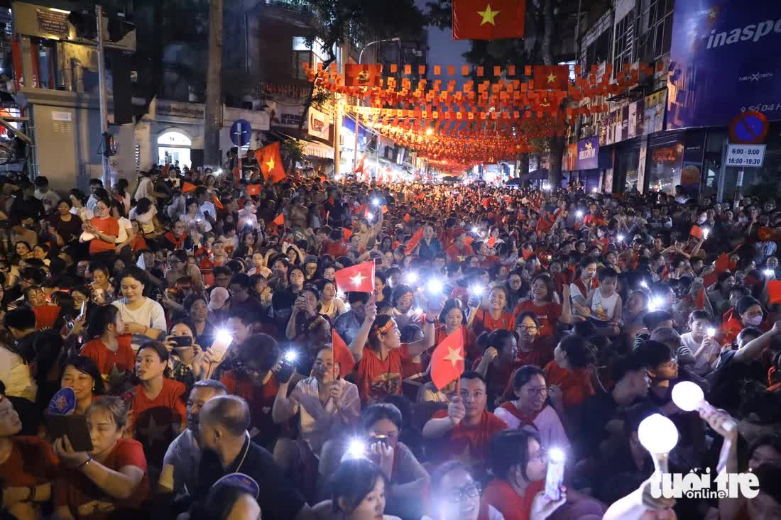Tens of thousands join parade rehearsal at Hanoi's Ba Dinh Square - Ảnh 1.