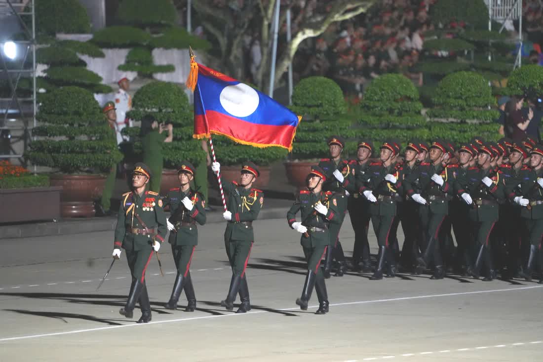 Tens of thousands join parade rehearsal at Hanoi's Ba Dinh Square - Ảnh 20.