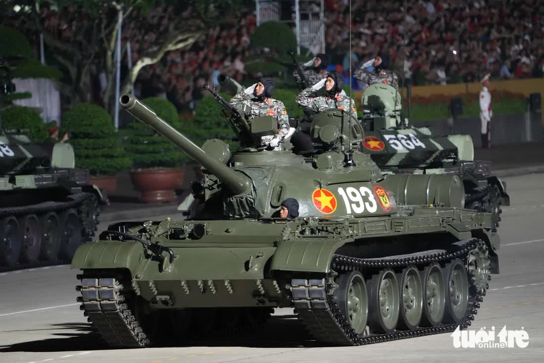 Tens of thousands join parade rehearsal at Hanoi's Ba Dinh Square - Ảnh 2.