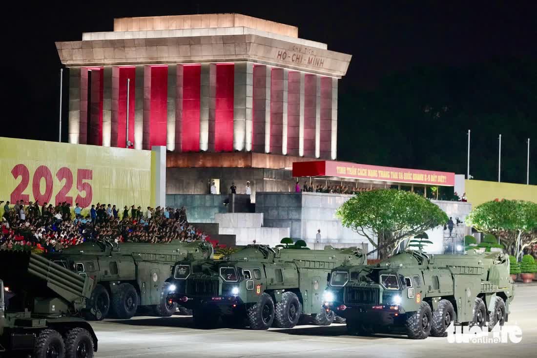 Tens of thousands join parade rehearsal at Hanoi's Ba Dinh Square - Ảnh 8.