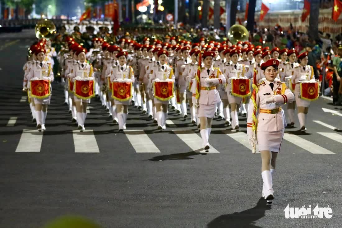 Tens of thousands join parade rehearsal at Hanoi's Ba Dinh Square - Ảnh 22.
