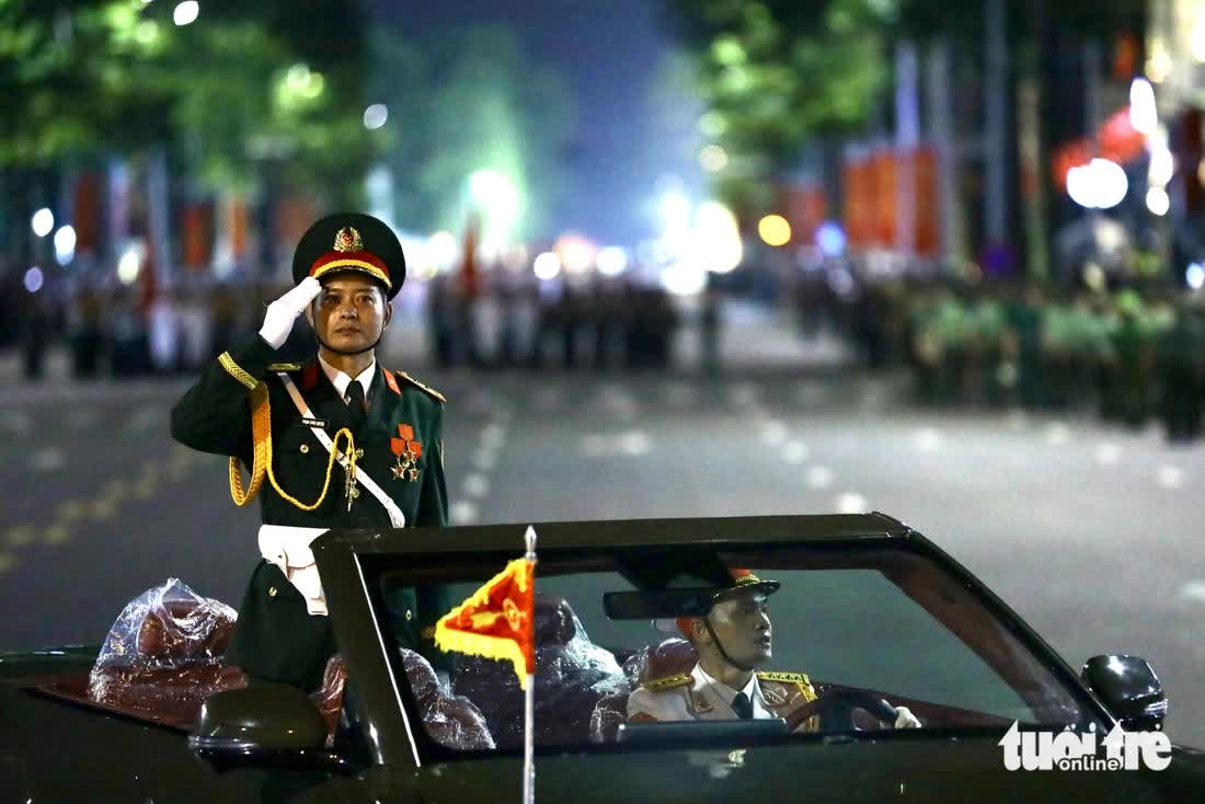Tens of thousands join parade rehearsal at Hanoi's Ba Dinh Square - Ảnh 23.