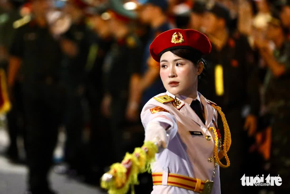 Tens of thousands join parade rehearsal at Hanoi's Ba Dinh Square - Ảnh 24.