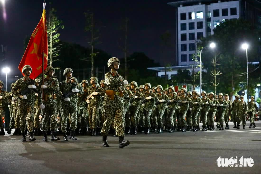 Tens of thousands join parade rehearsal at Hanoi's Ba Dinh Square - Ảnh 25.